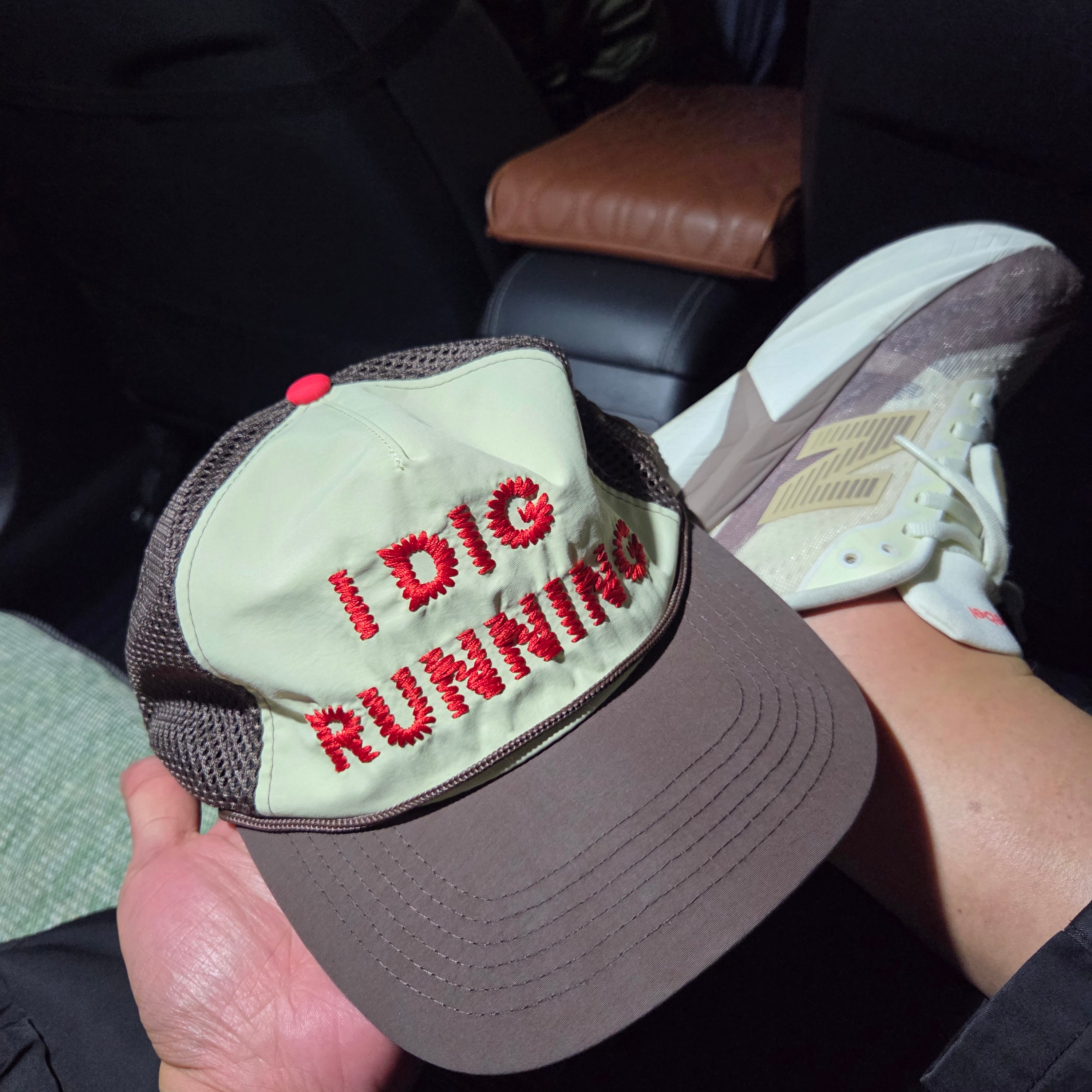 Alex Zono I Dig Running Trucker Hat OG Brown 착용 스타일