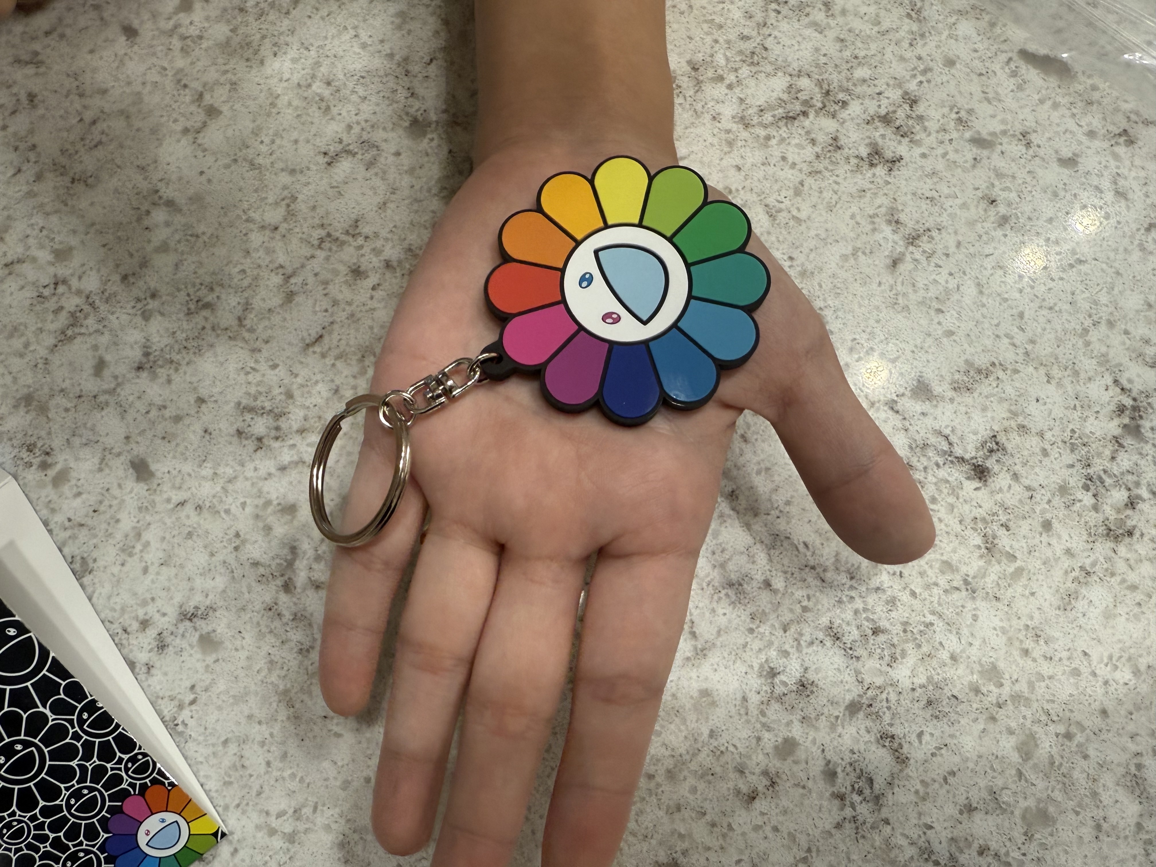 Kaikai Kiki Flower Rubber Keyring Rainbow White 착용 스타일 - 3