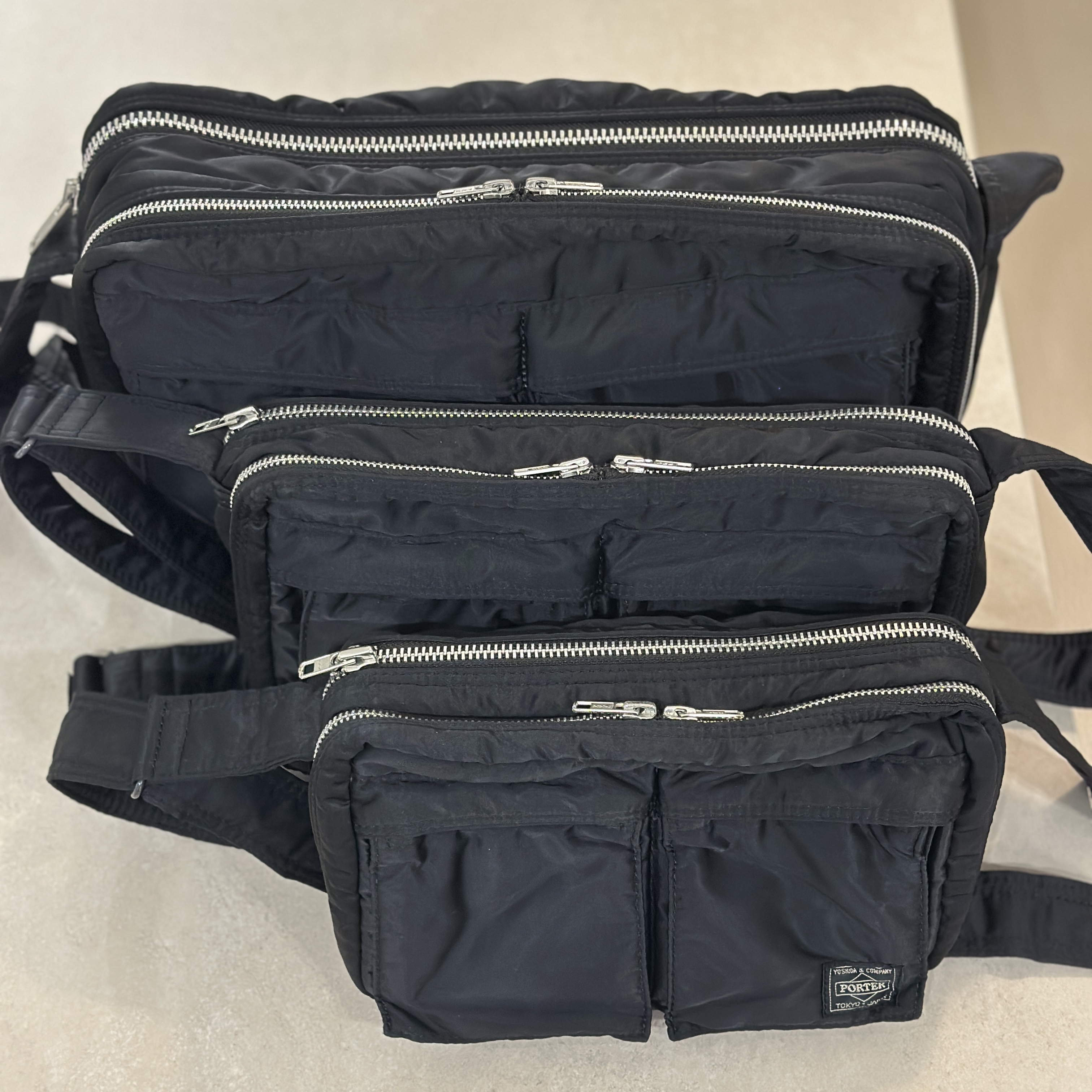 Porter Tanker Shoulder Bag S Black, Porter Tanker Shoulder Bag L Black 착용 스타일
