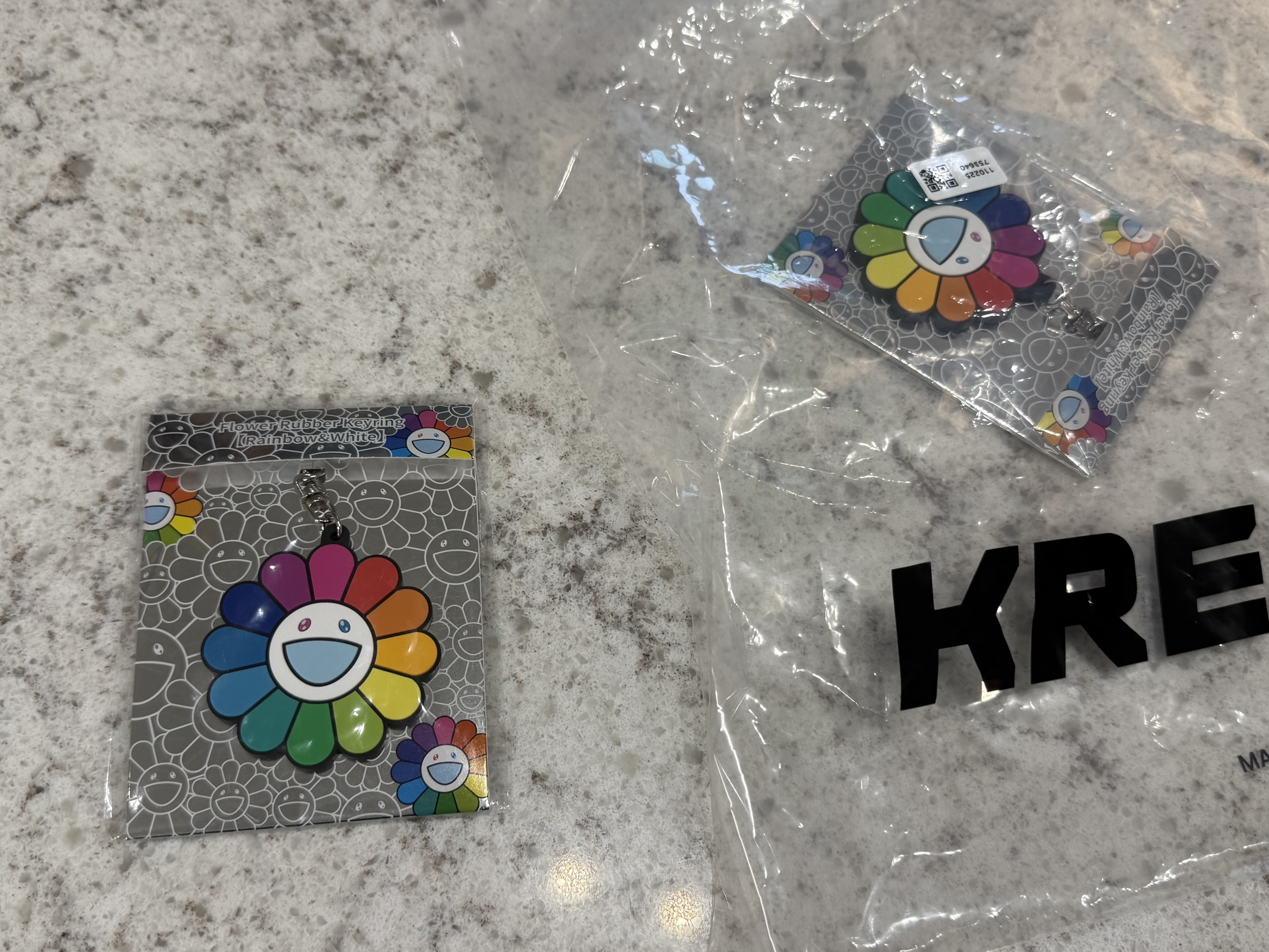 Kaikai Kiki Flower Rubber Keyring Rainbow White 착용 스타일 - 1