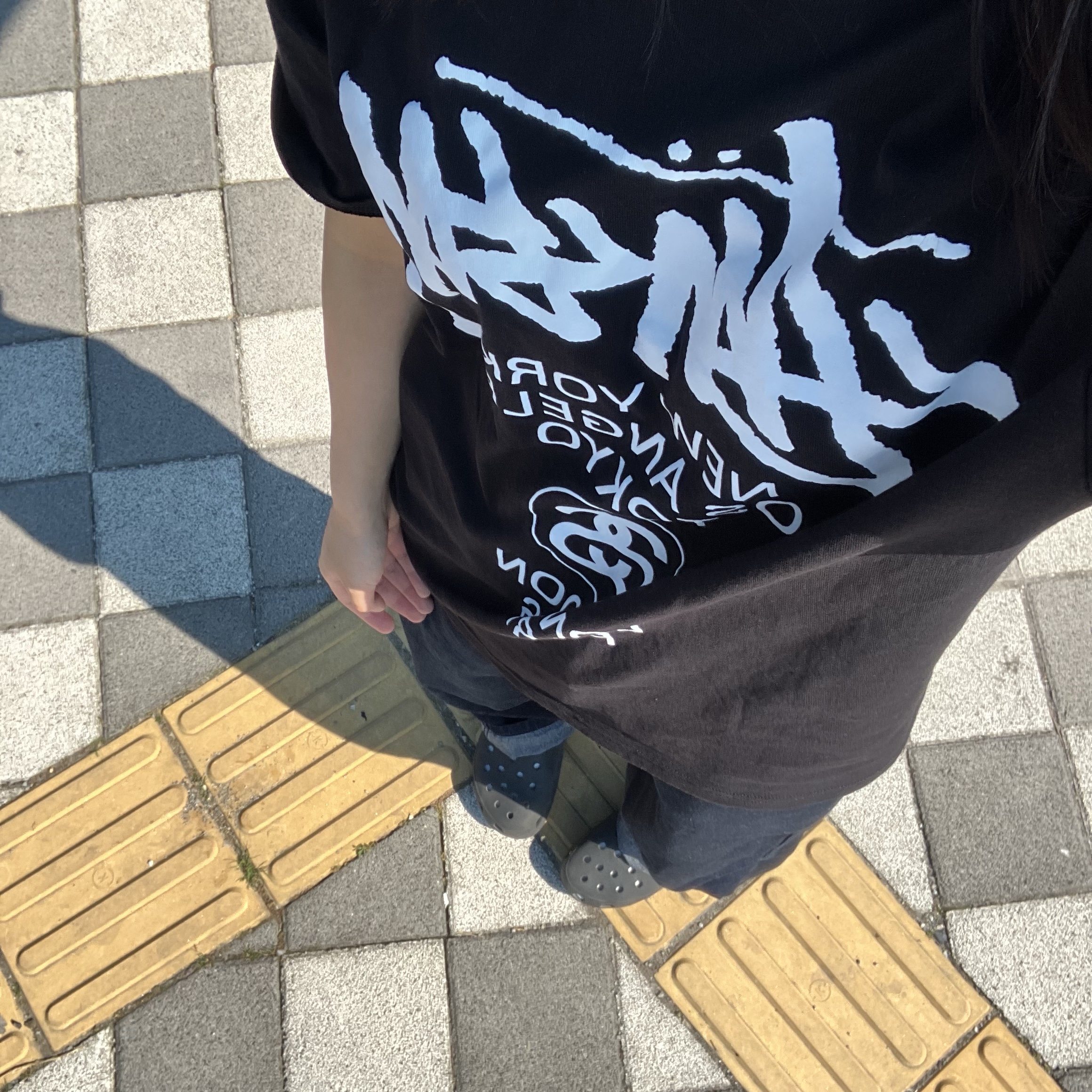 Stussy World Tour T-Shirt Black 2024,2025 착용 스타일 - 1