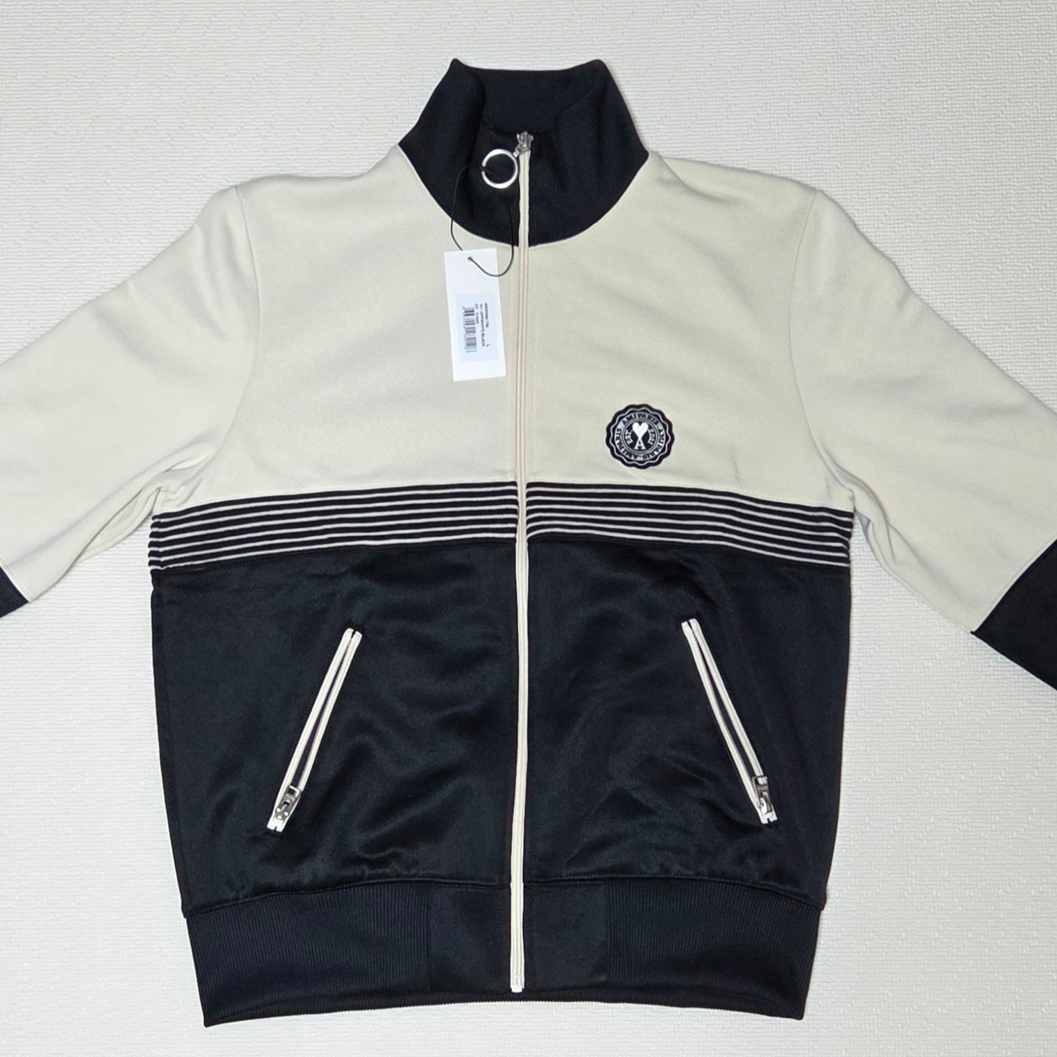 AMI de Coeur Patch Track Zipped Jacket Black Off White 착용 스타일 - 1