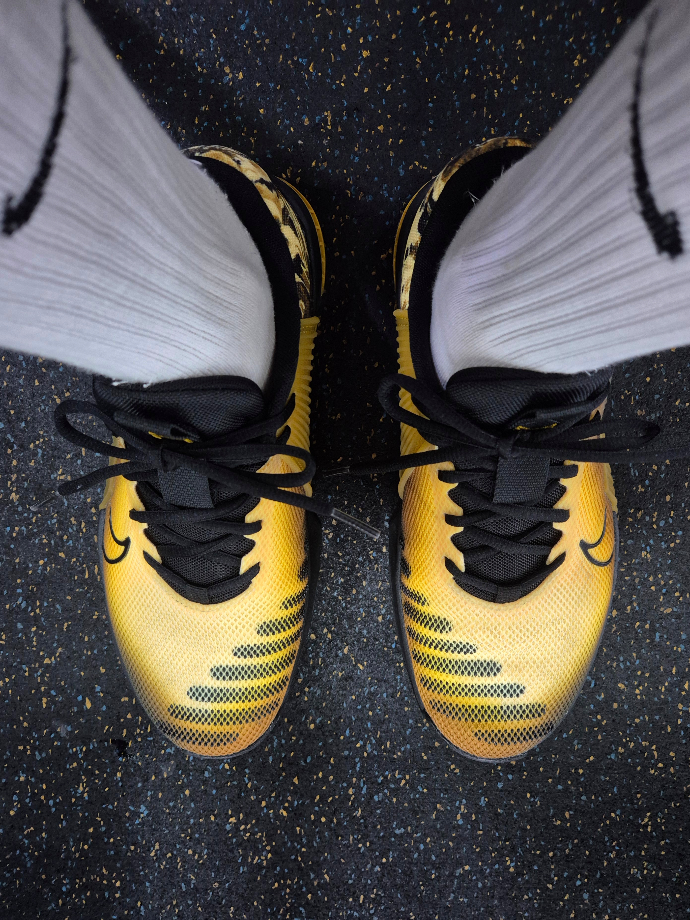 Nike Metcon 9 AMP Black Bronzine, Nike x Jakob Aeroswift Dri-Fit Black Metallic Gold - Asia 착용 스타일 - 2