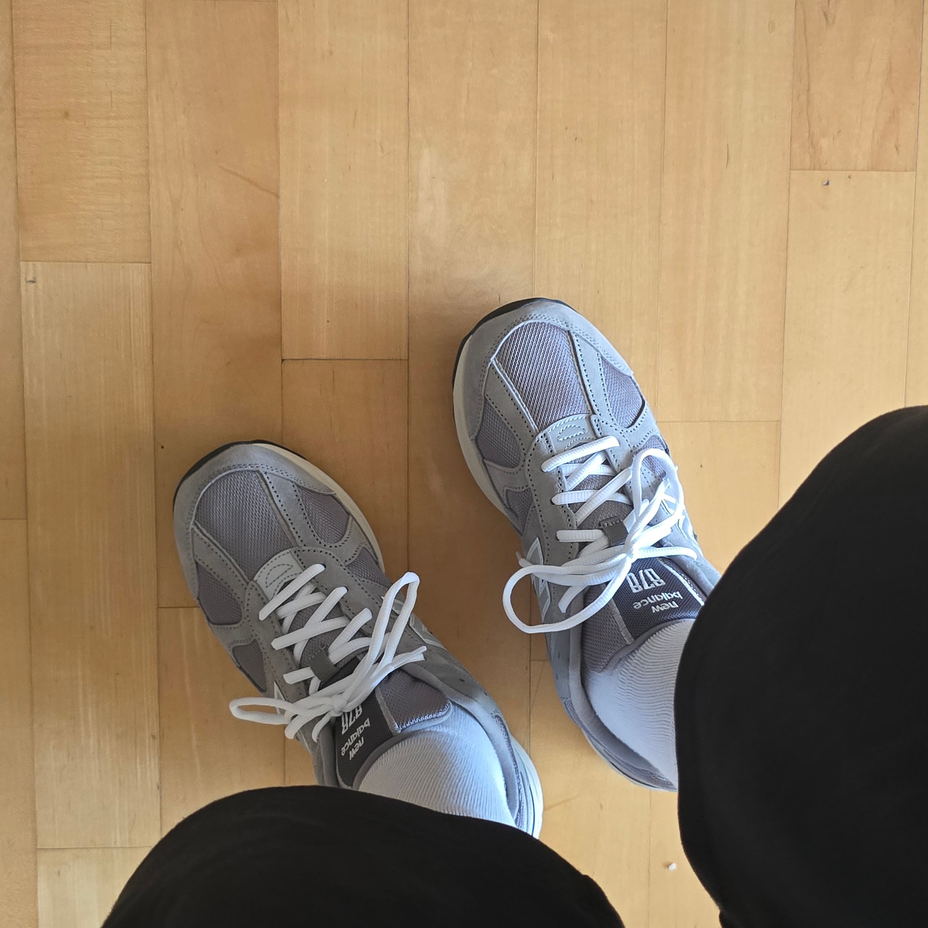 New Balance 878 Gray 착용 스타일