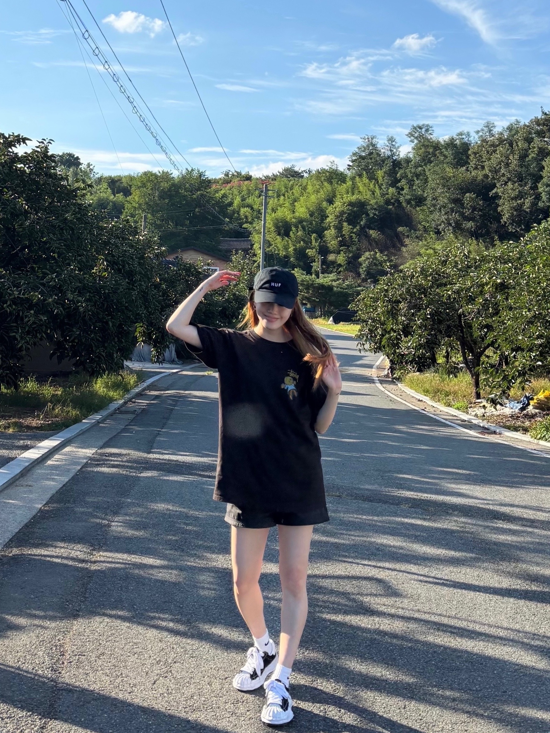 Stussy Dollie Pigment Dyed T-Shirt Black, Maison Mihara Yasuhiro Blakey OG Sole Canvas Low-top Sneakers Black White 착용 스타일 - 5