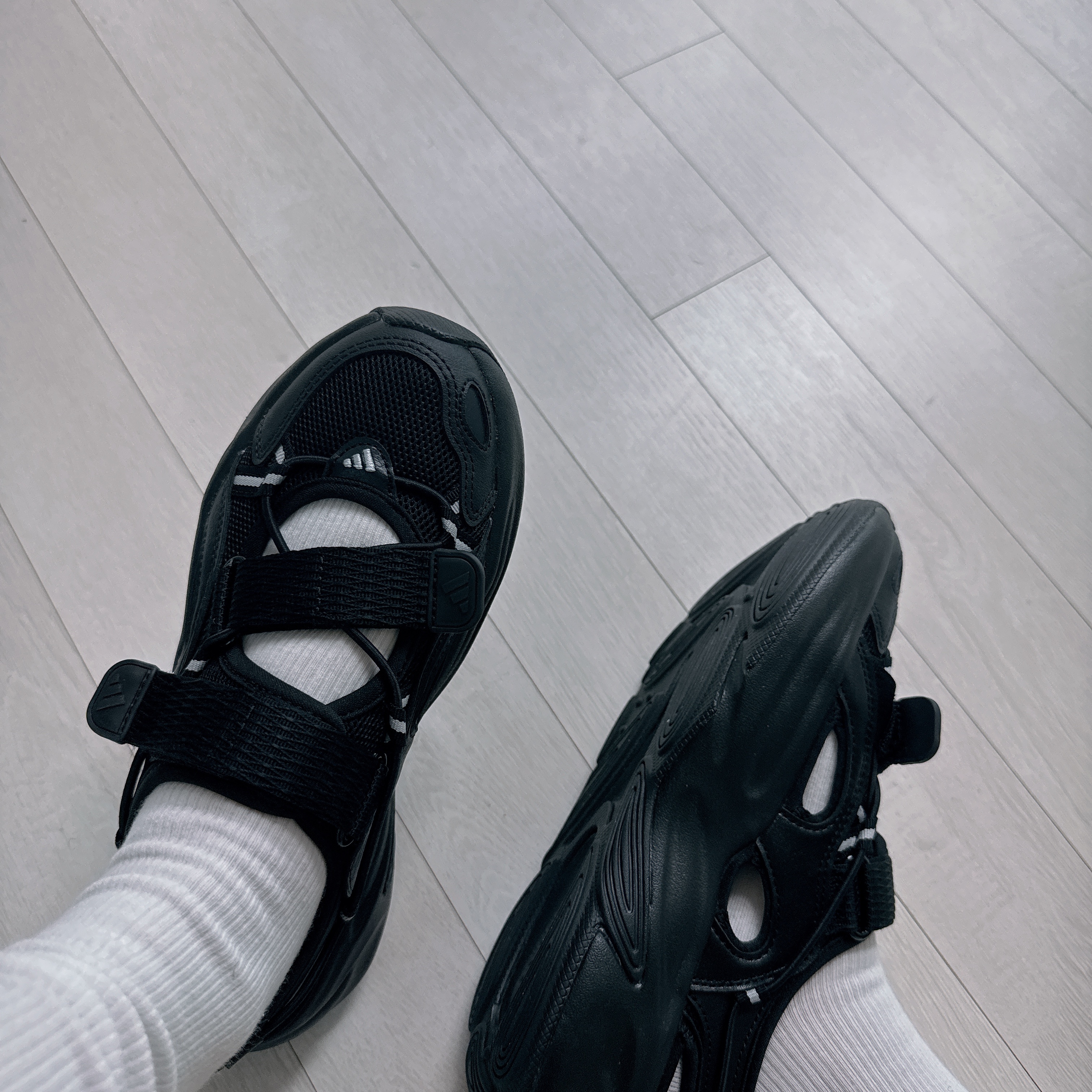 (W) Adidas Ozwave Sandal Core Black Silver Metallic 착용 스타일