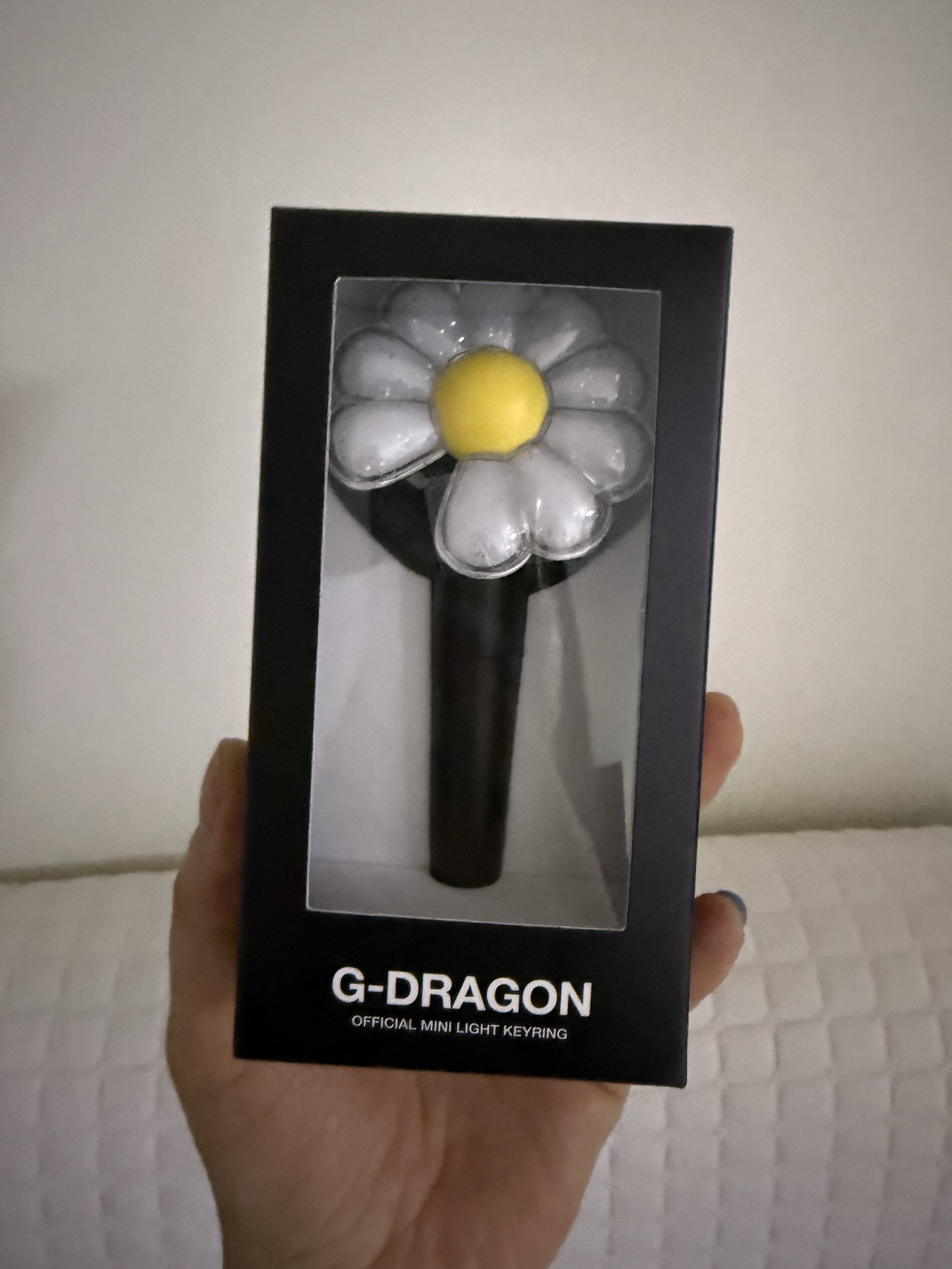 G-DRAGON Ubermensch Official Mini Light Keyring 착용 스타일 - 1