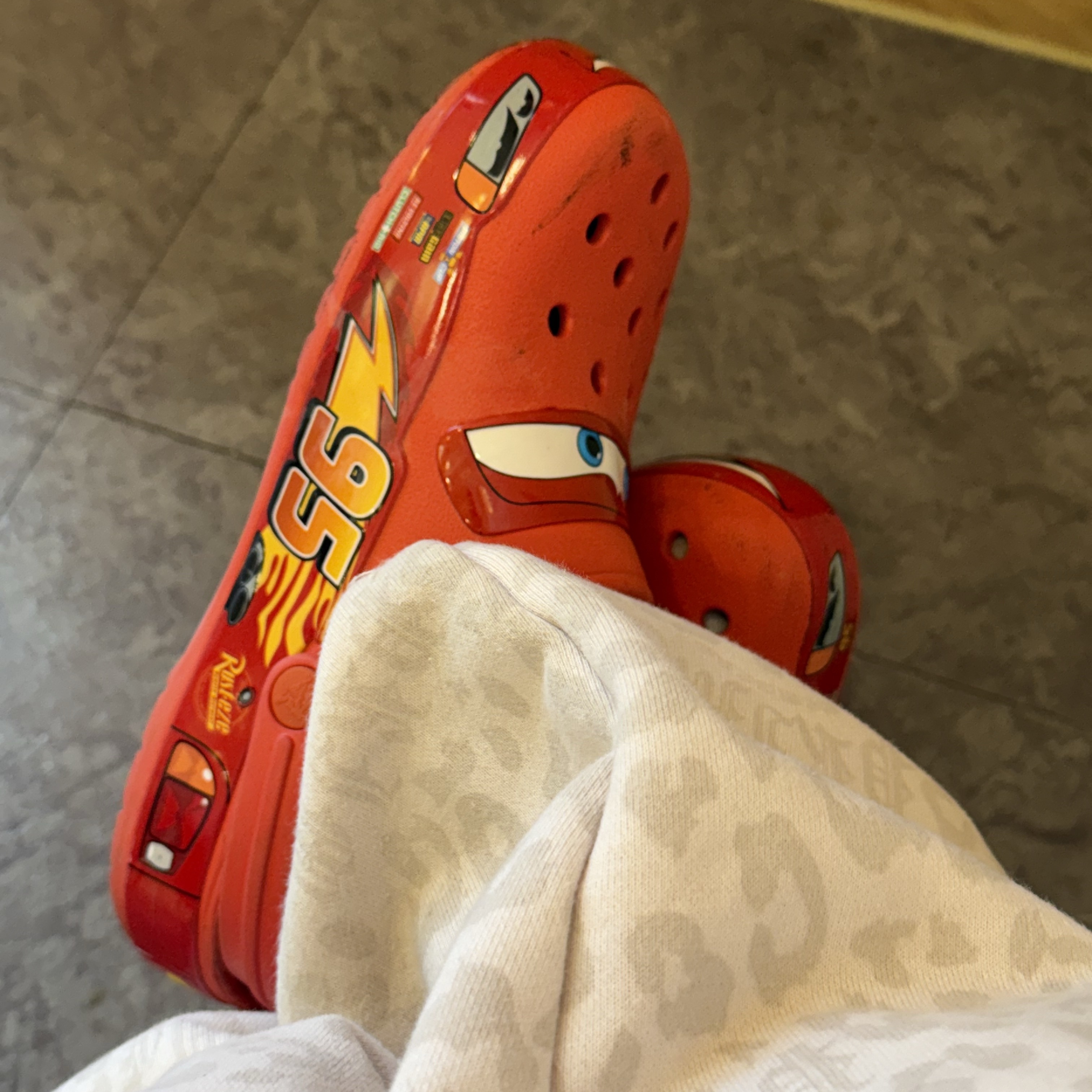 Crocs x Cars Classic Clog Lightning McQueen 착용 스타일