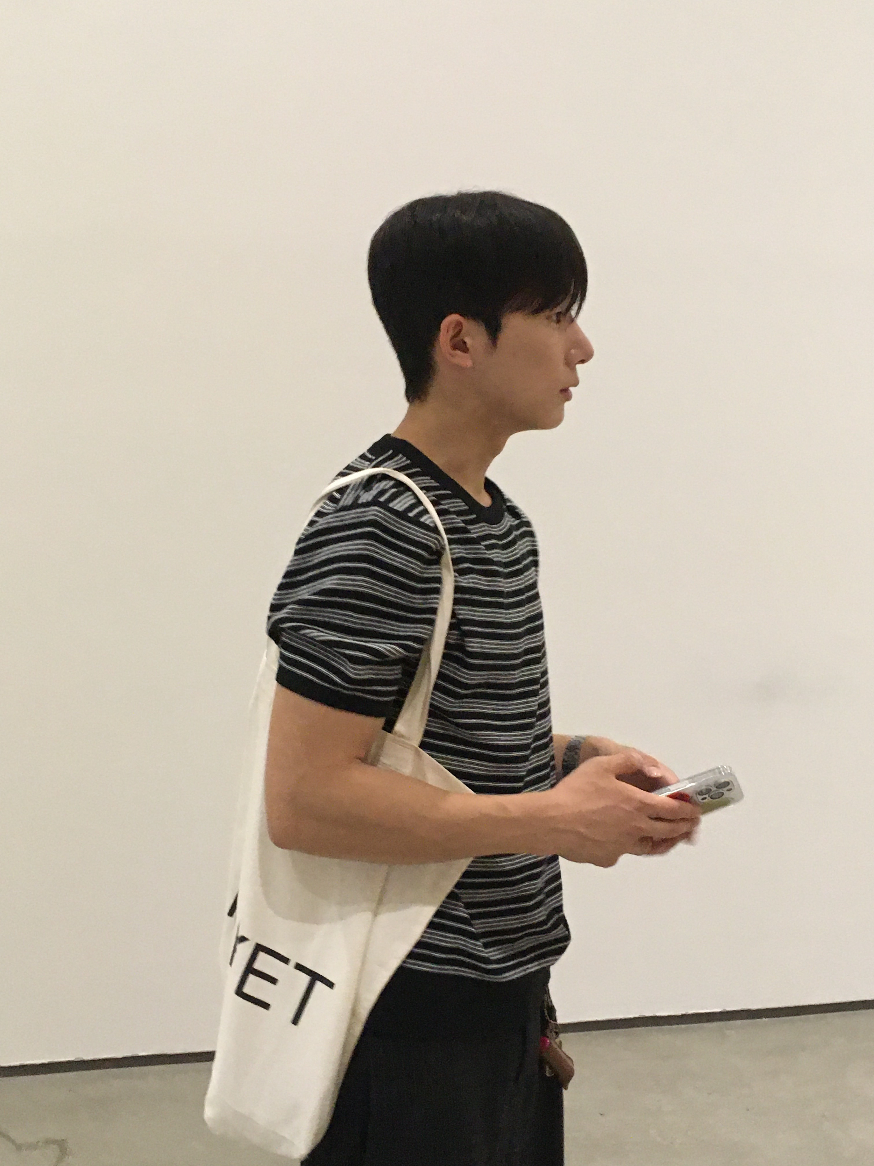 Arket Canvas Tote Bag Off White, Dr. Martens 1461 Smooth Black 착용 스타일 - 2