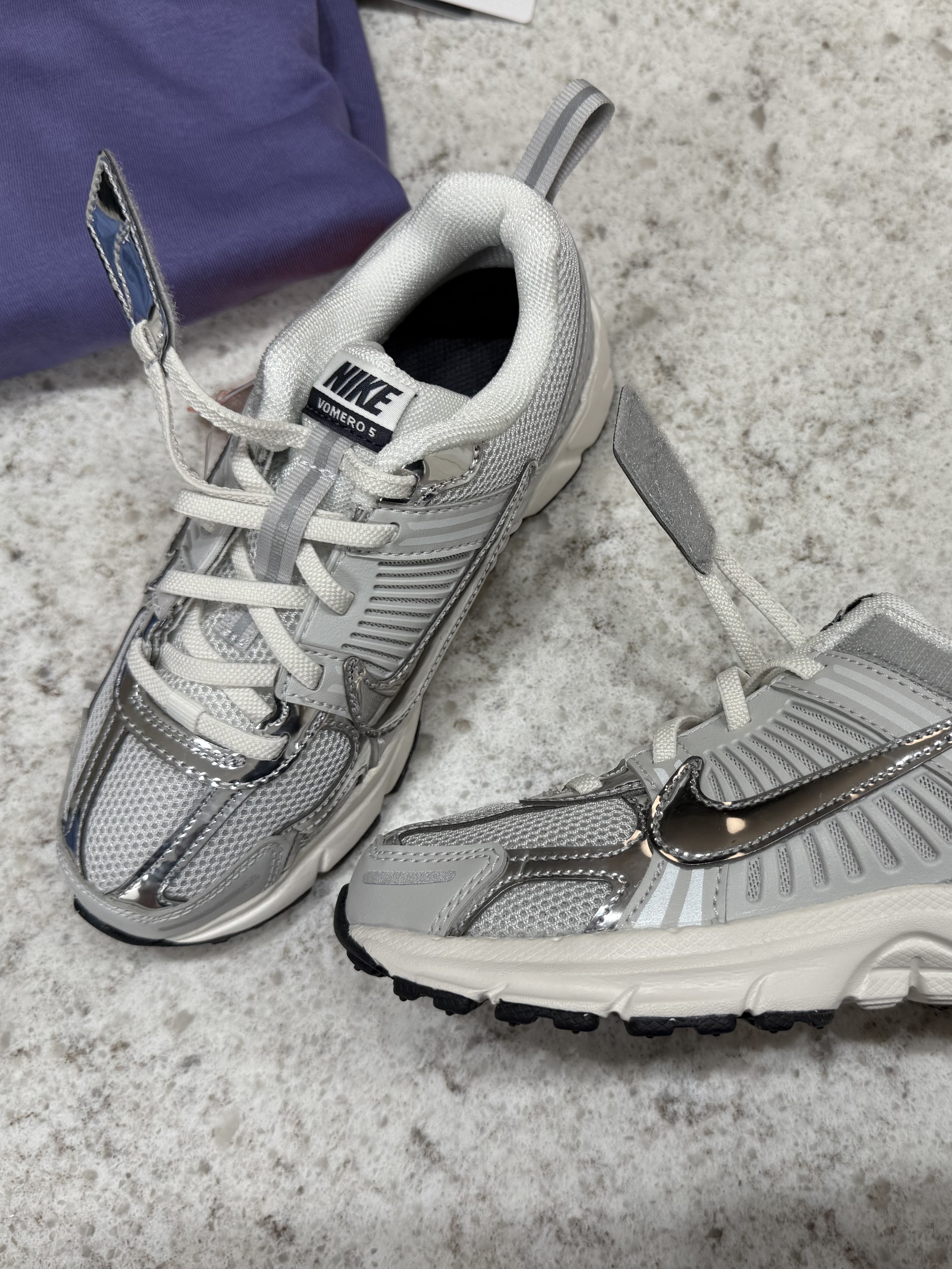 (PS) Nike Vomero 5 Photon Dust Gridiron, Alex Zono I Dig Running Trucker Hat OG Brown 착용 스타일 - 9