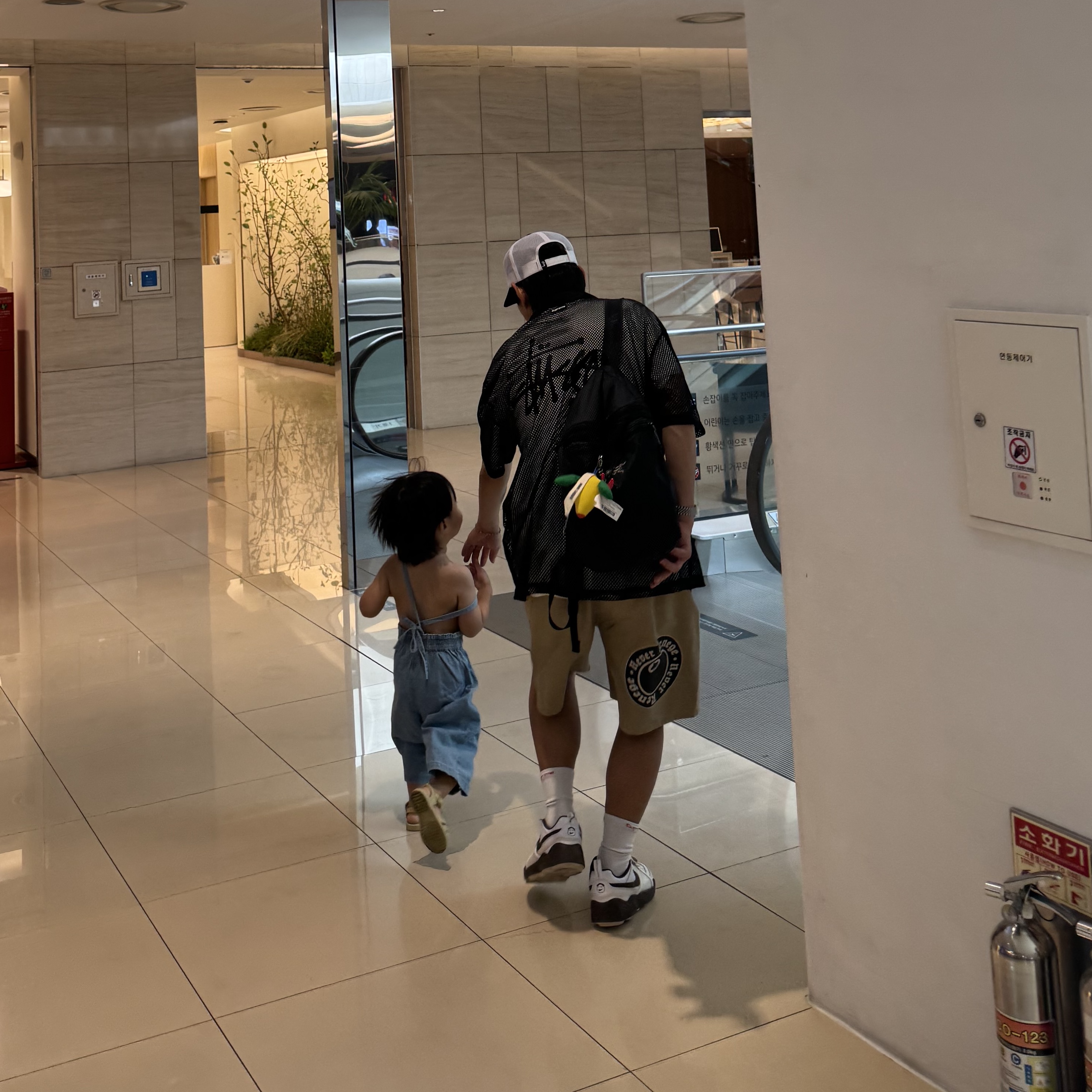 Stussy x Denim Tears Gym Shorts Khaki, Nike x Travis Scott Zoom Field Jaxx White and Light Chocolate 착용 스타일 - 3