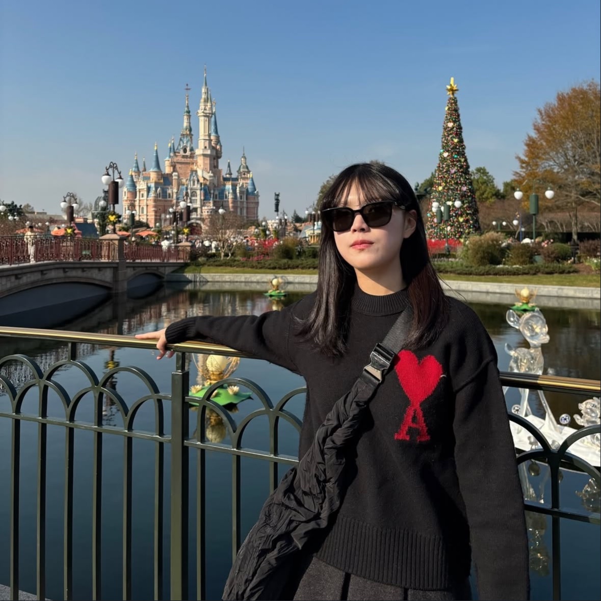 AMI de Coeur Oversize Intarsia Sweater Black Red, Zara Oval Bag Black 착용 스타일
