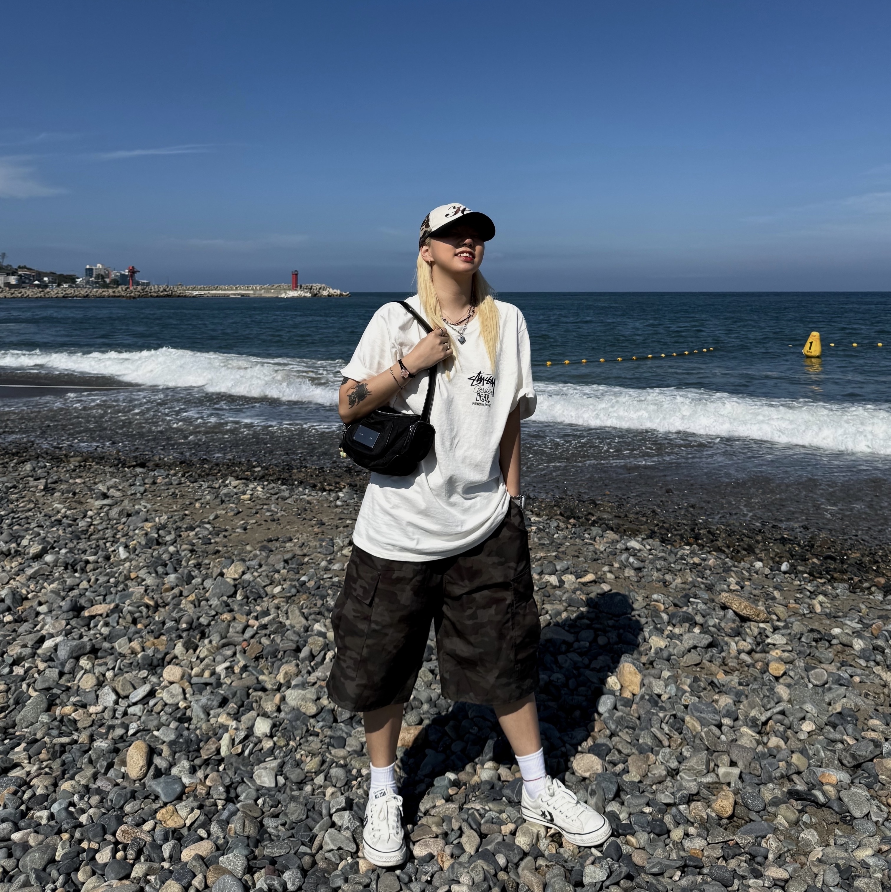 Stussy Pigment Dyed Classic Gear T-Shirt Natural, Matin Kim Madeleine Round Bag Black 착용 스타일