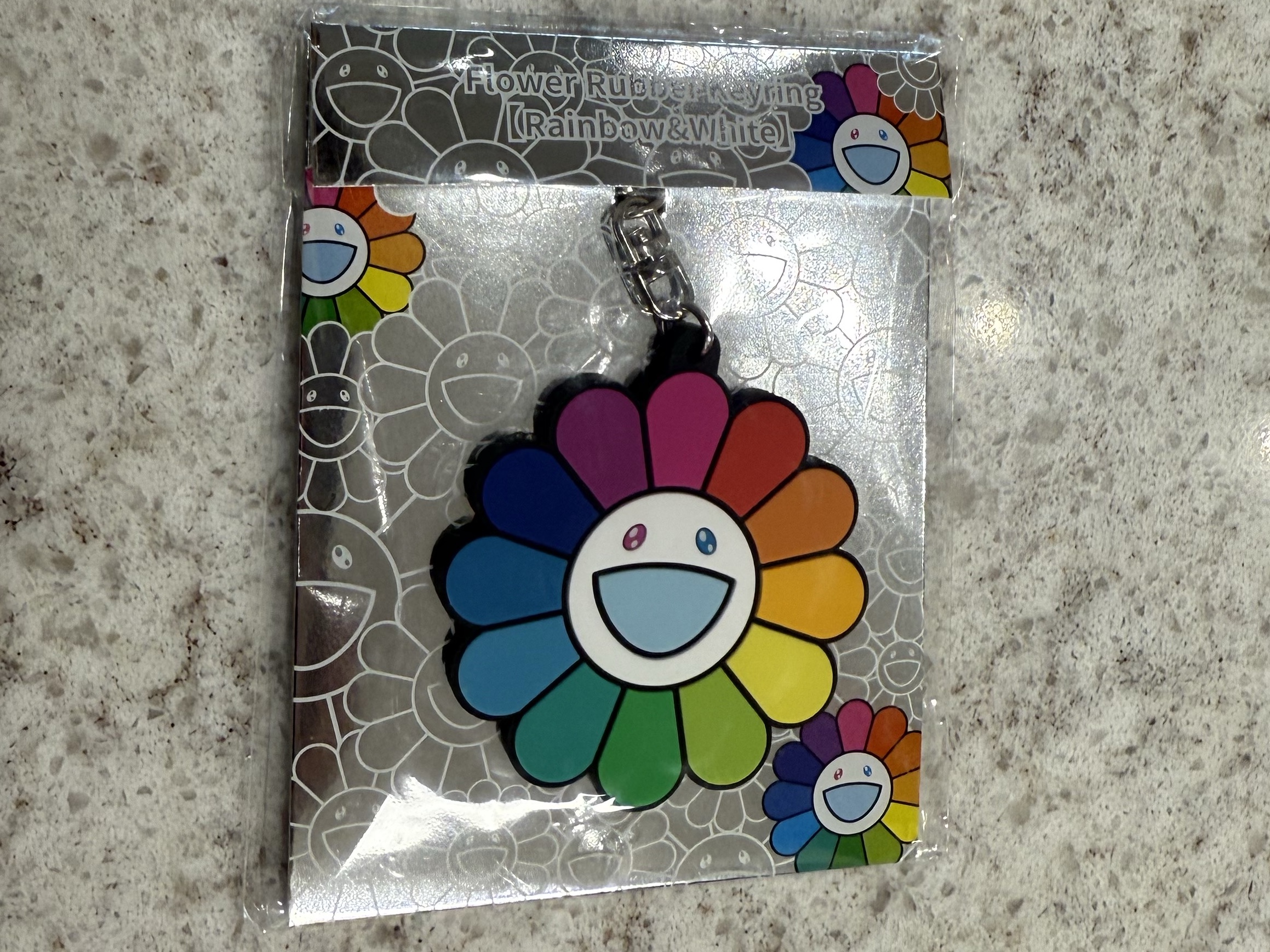 Kaikai Kiki Flower Rubber Keyring Rainbow White 착용 스타일 - 2