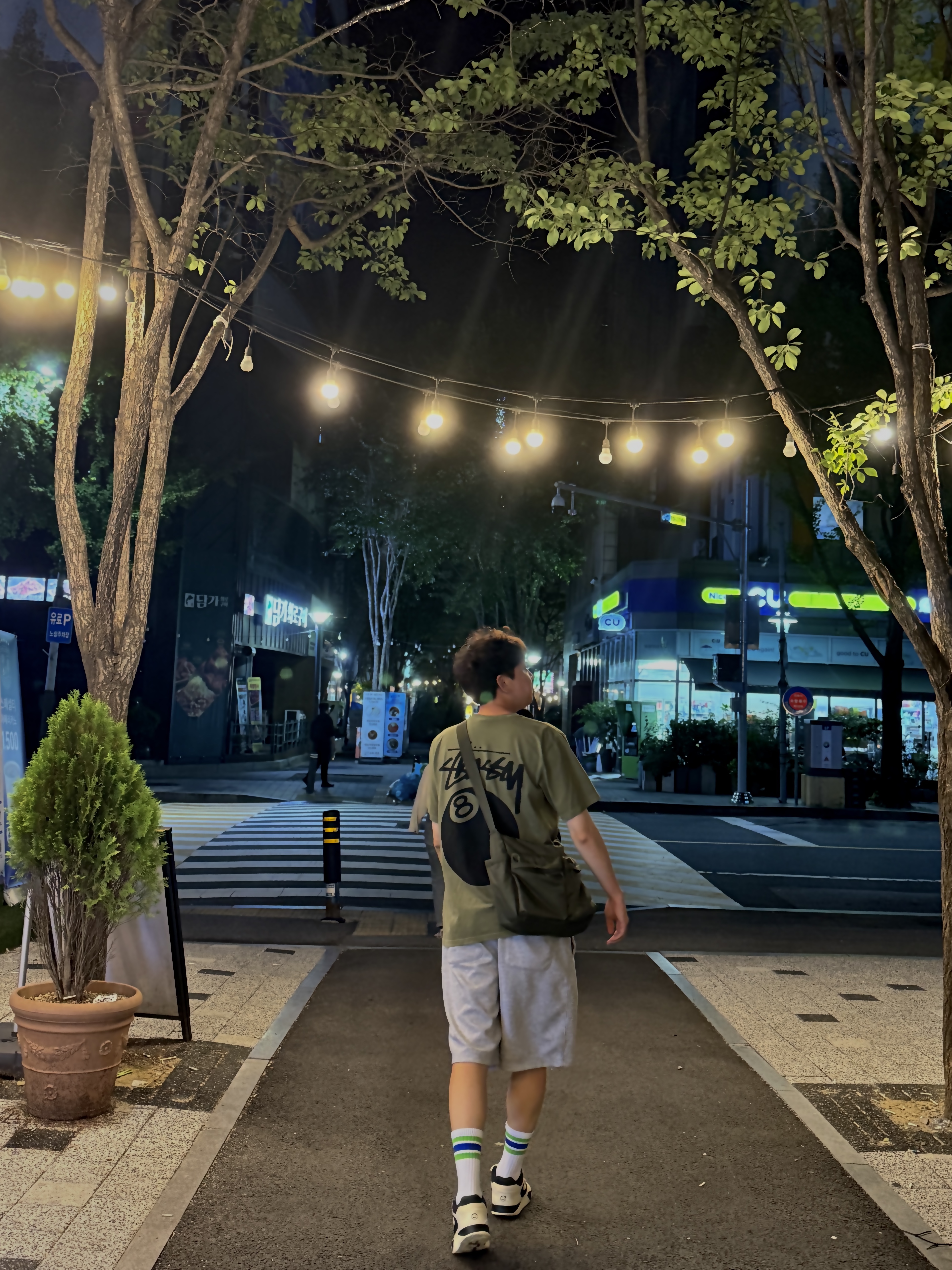 Stussy 8 Ball Pigment Dyed T-Shirt Olive, Uniqlo Multi Pocket Shoulder Bag Olive 착용 스타일