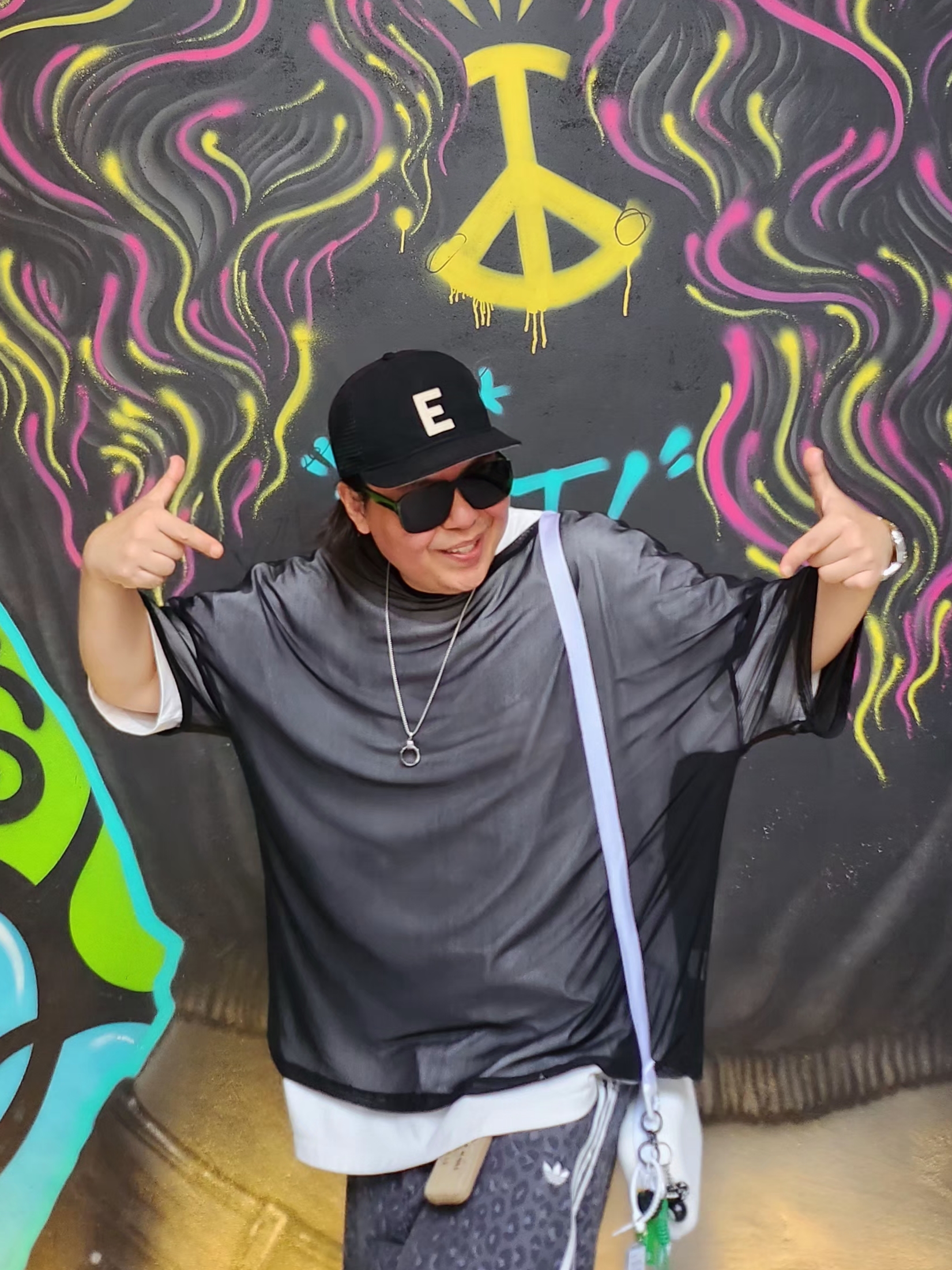 (W) Adidas Denim Bermuda Shorts Multicolor Carbon - US Sizing, Essentials x New Era E Trucker Cap Black 착용 스타일 - 4
