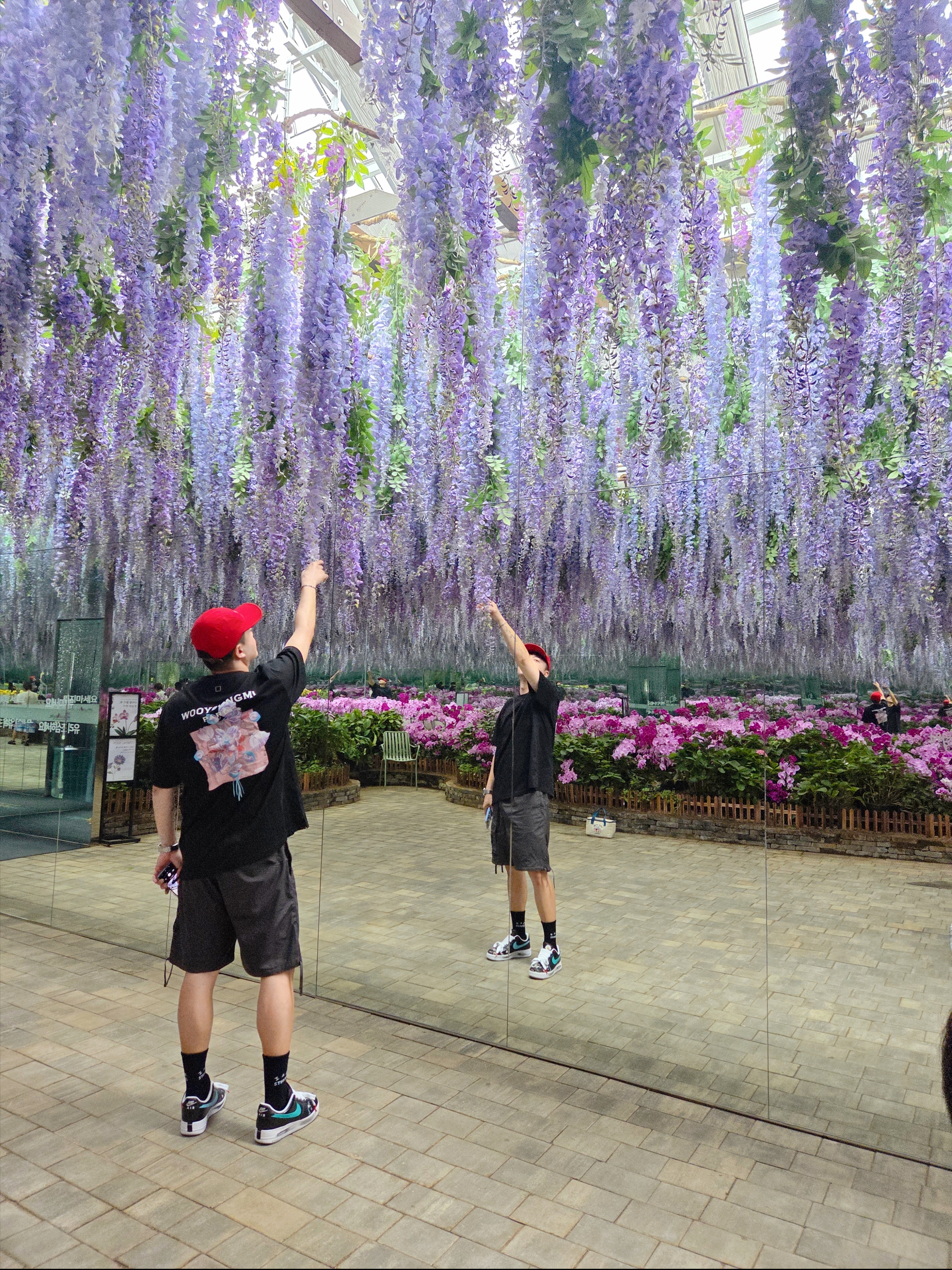 Supreme Washed Chino Twill Camp Cap Red - 24SS, Wooyoungmi 3D Flower Back Logo T-Shirt Black - 24FW 착용 스타일 - 1