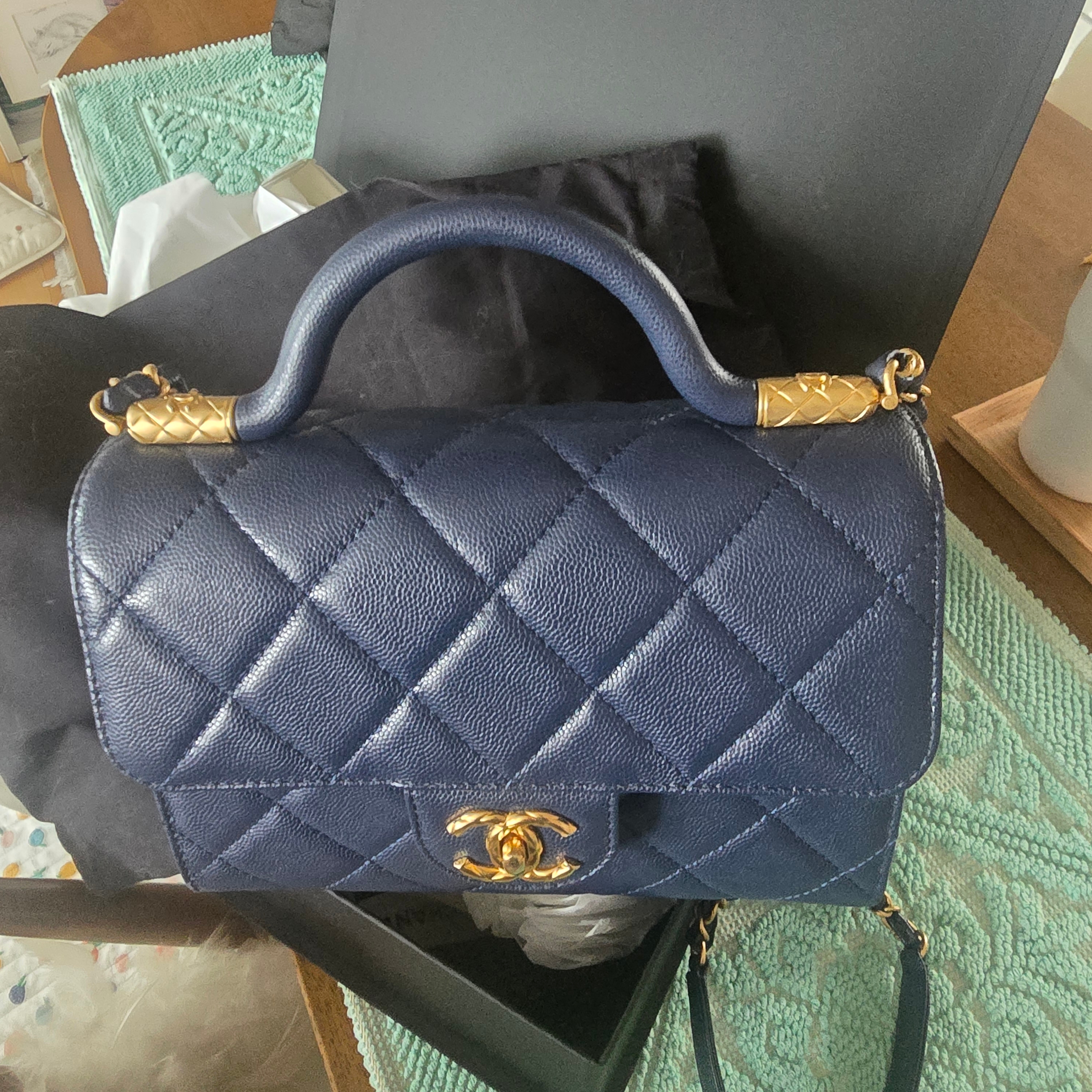 Chanel Flap Bag with Top Handle Grained Calfskin & Gold Navy Blue 착용 스타일