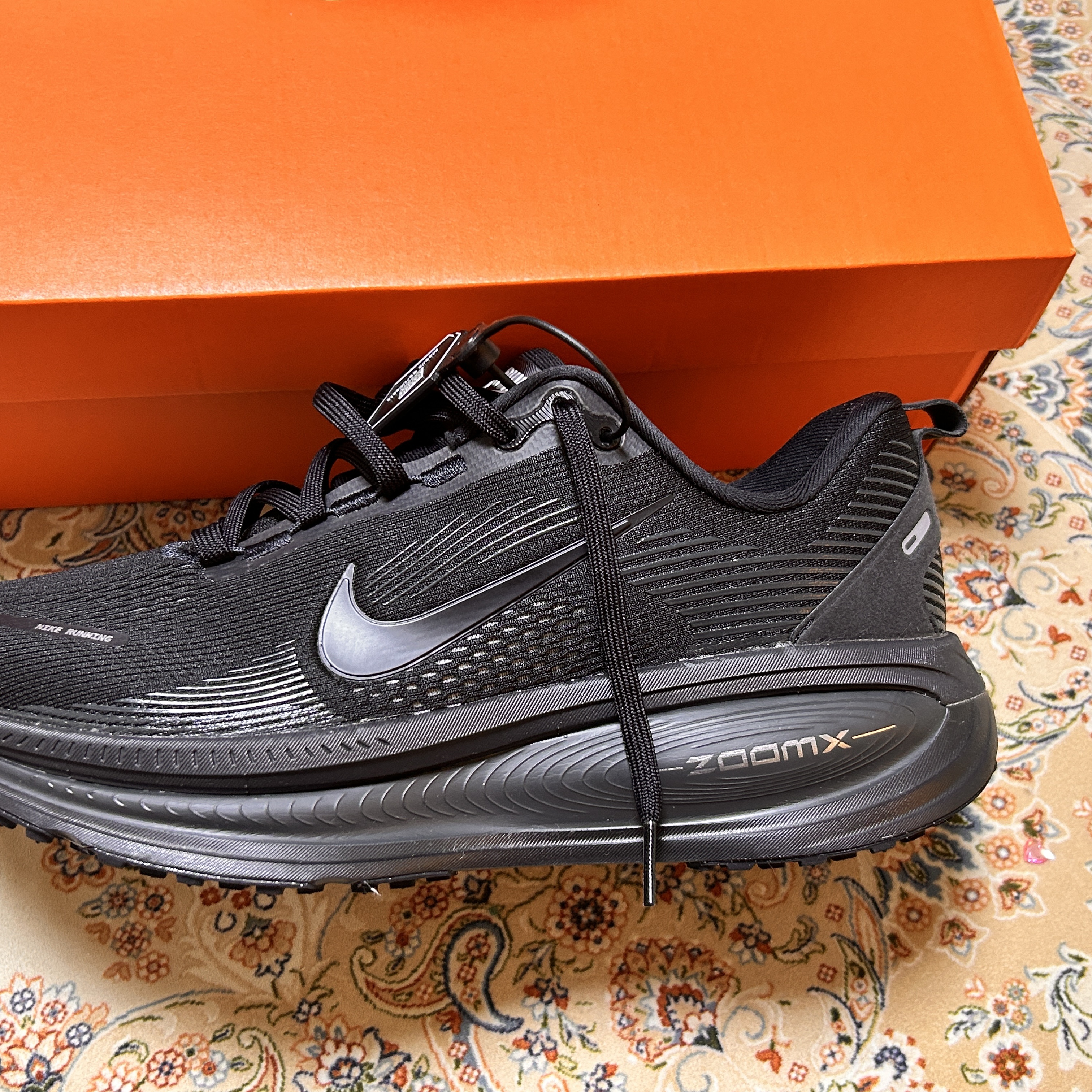 Nike Vomero 18 Black Dark Smoke Grey 착용 스타일 - 4