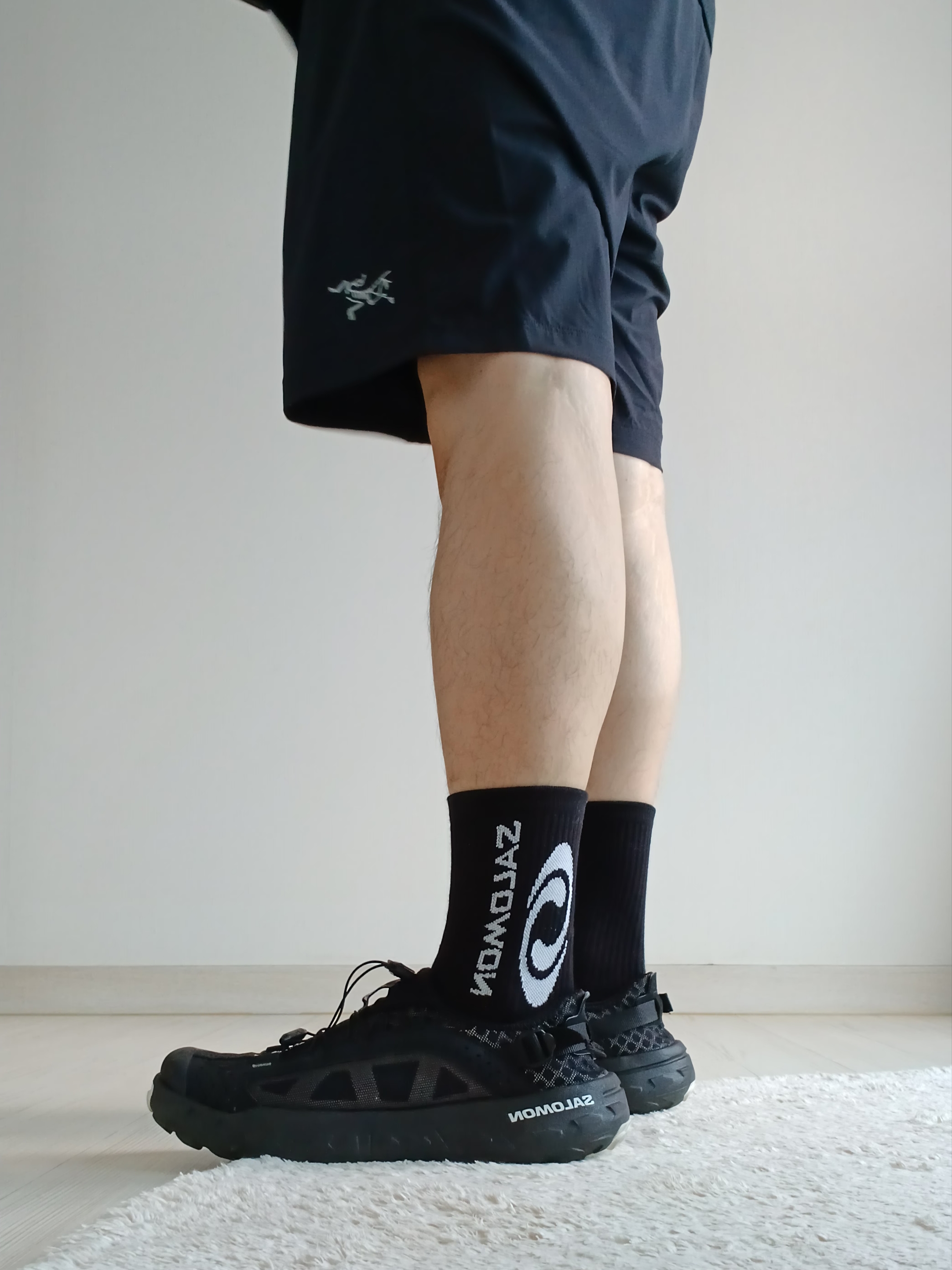 Arc'teryx Incendo Shorts 9 Inch Black, Salomon Solamphibian Black Alloy 착용 스타일 - 1