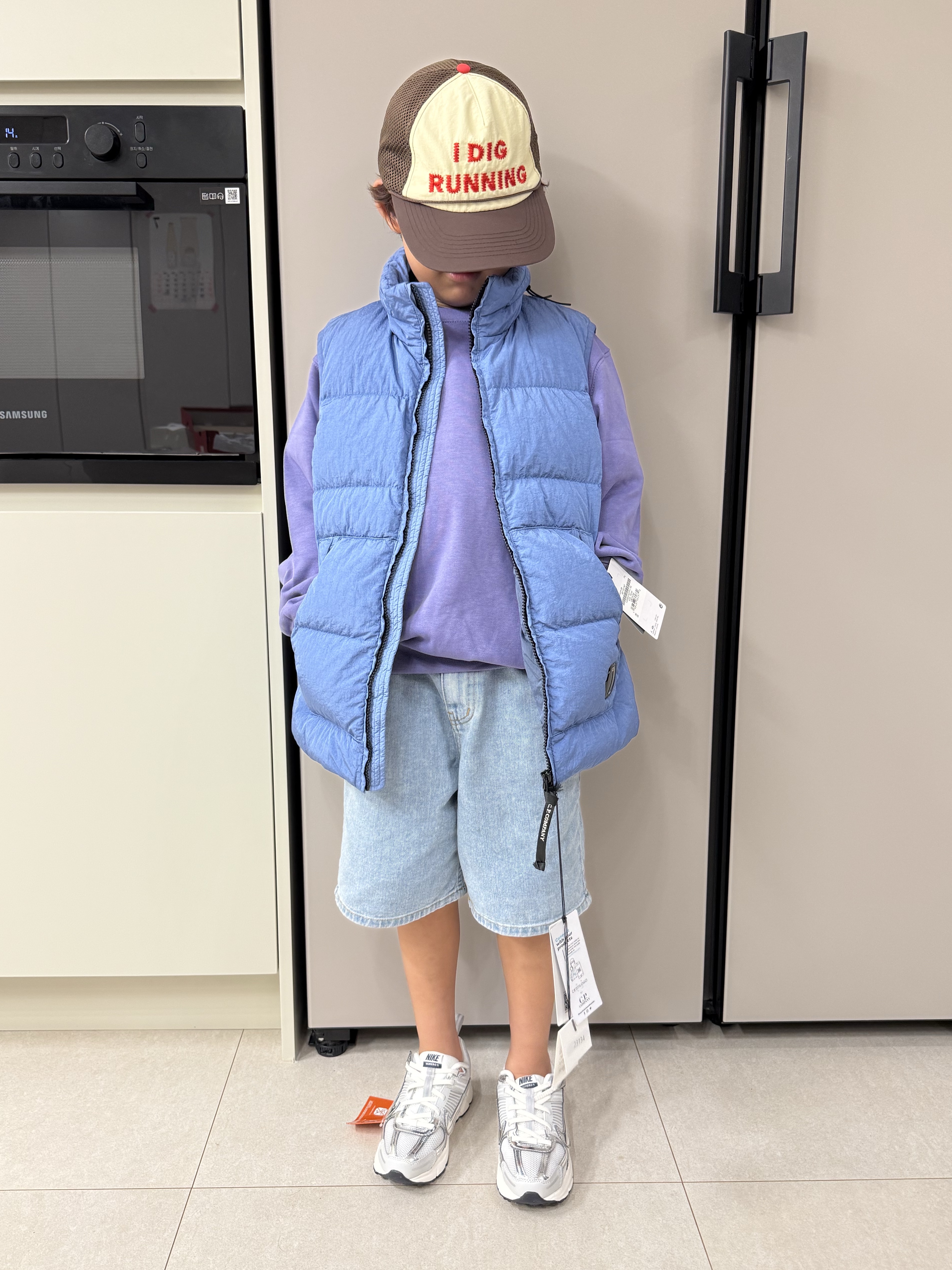 (PS) Nike Vomero 5 Photon Dust Gridiron, Alex Zono I Dig Running Trucker Hat OG Brown 착용 스타일 - 2