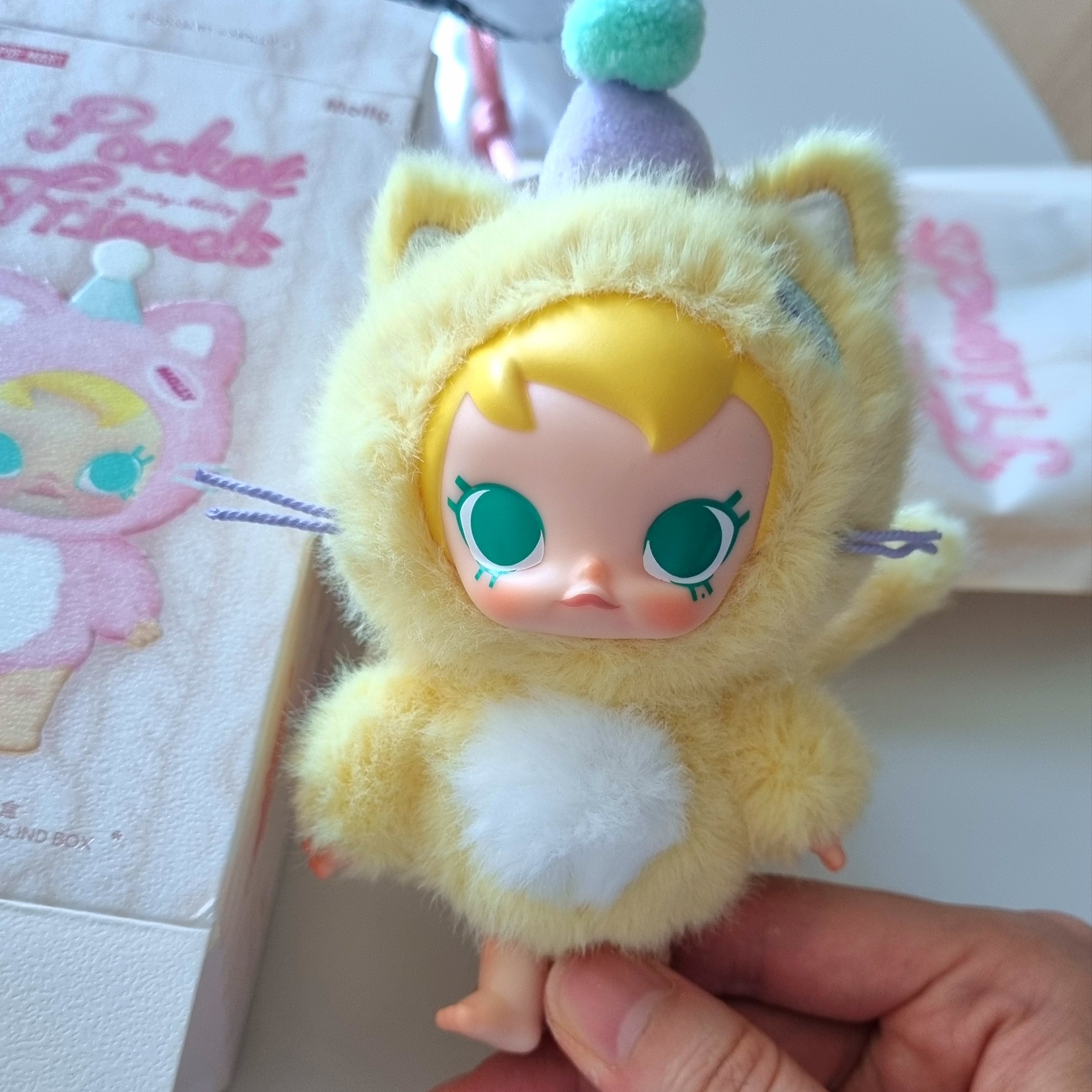 Pop Mart Baby Molly Pocket Friends Series Vinyl Plush Pendant (1 Blind Box) 착용 스타일