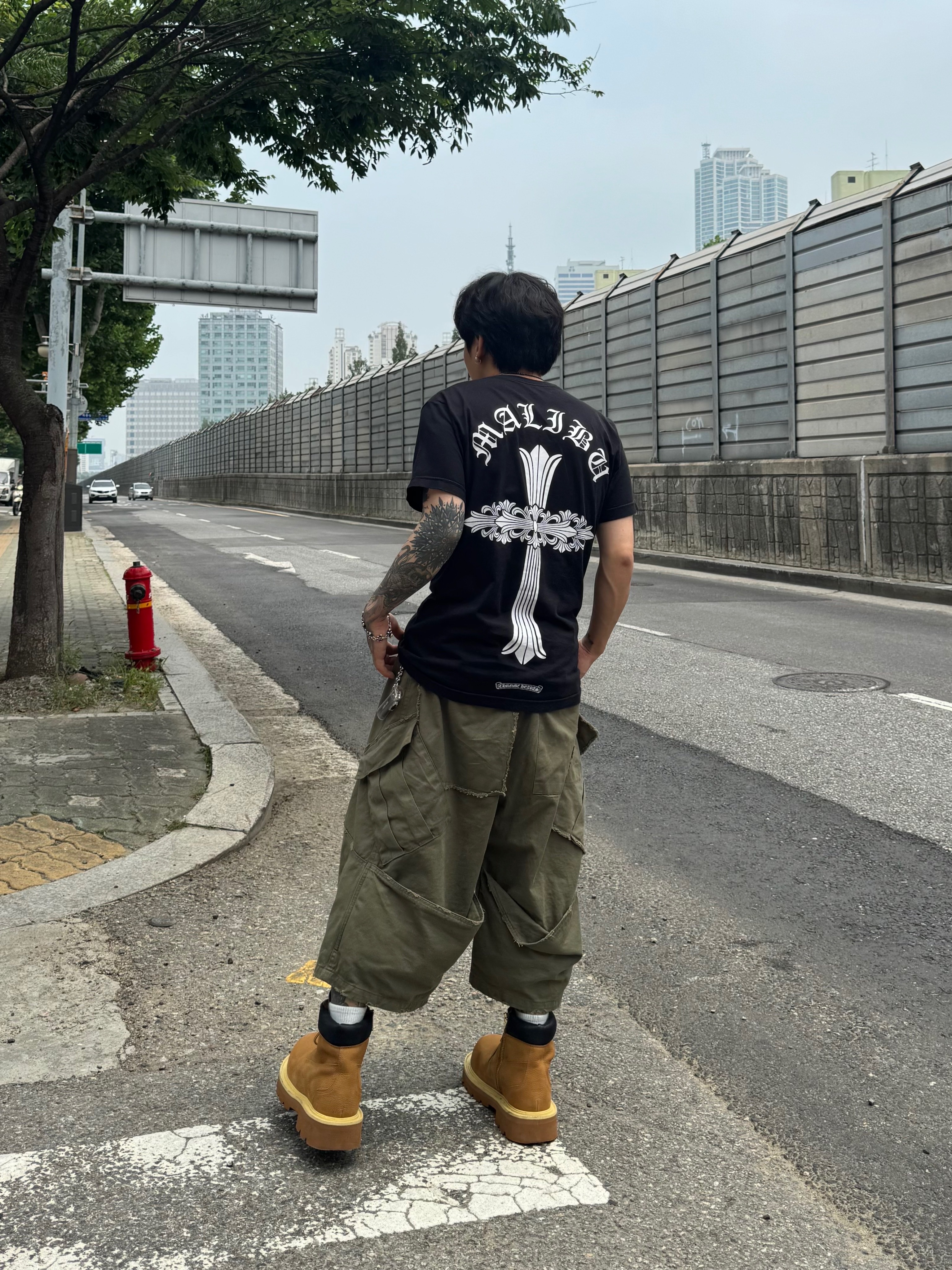 Chrome Hearts Horseshoe Logo T-Shirt Black - Miami Exclusive, Converse x Drkshdw Oversized Backpack Black 착용 스타일 - 1
