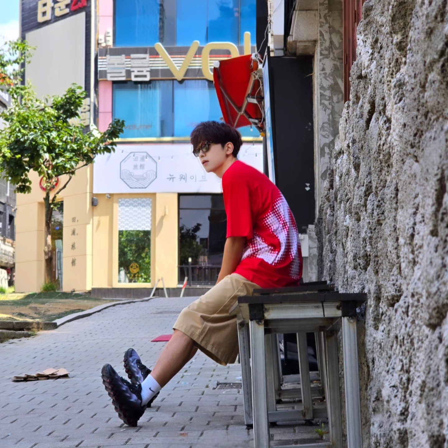 Supreme Halftone S/S Top Red - 24SS, Nike Air Max Dn8 Black Anthracite 착용 스타일 - 1