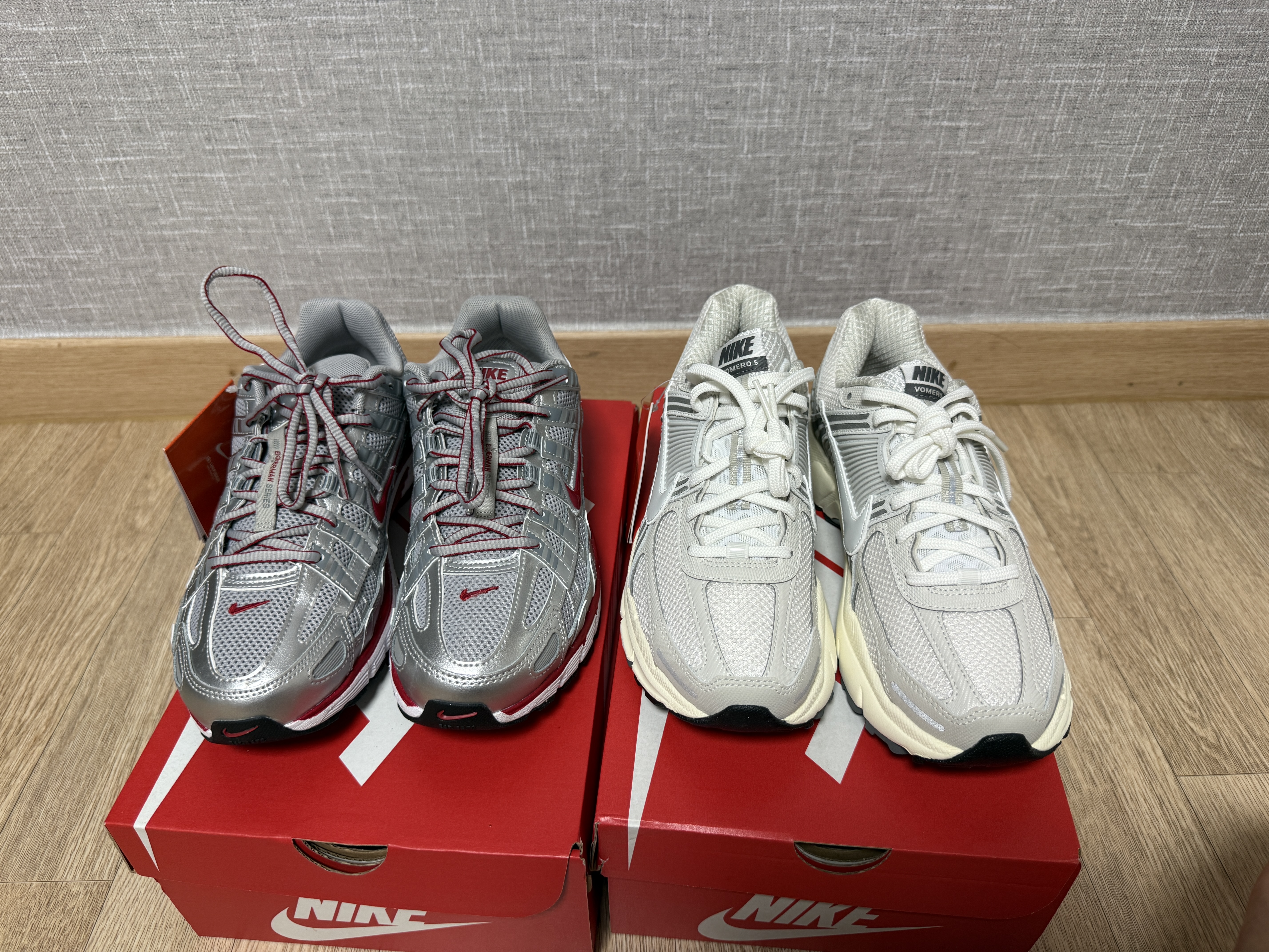 Nike Zoom Vomero 5 Platinum Tint Photon Dust, Nike P-6000 Metallic Silver Gym Red 착용 스타일 - 3