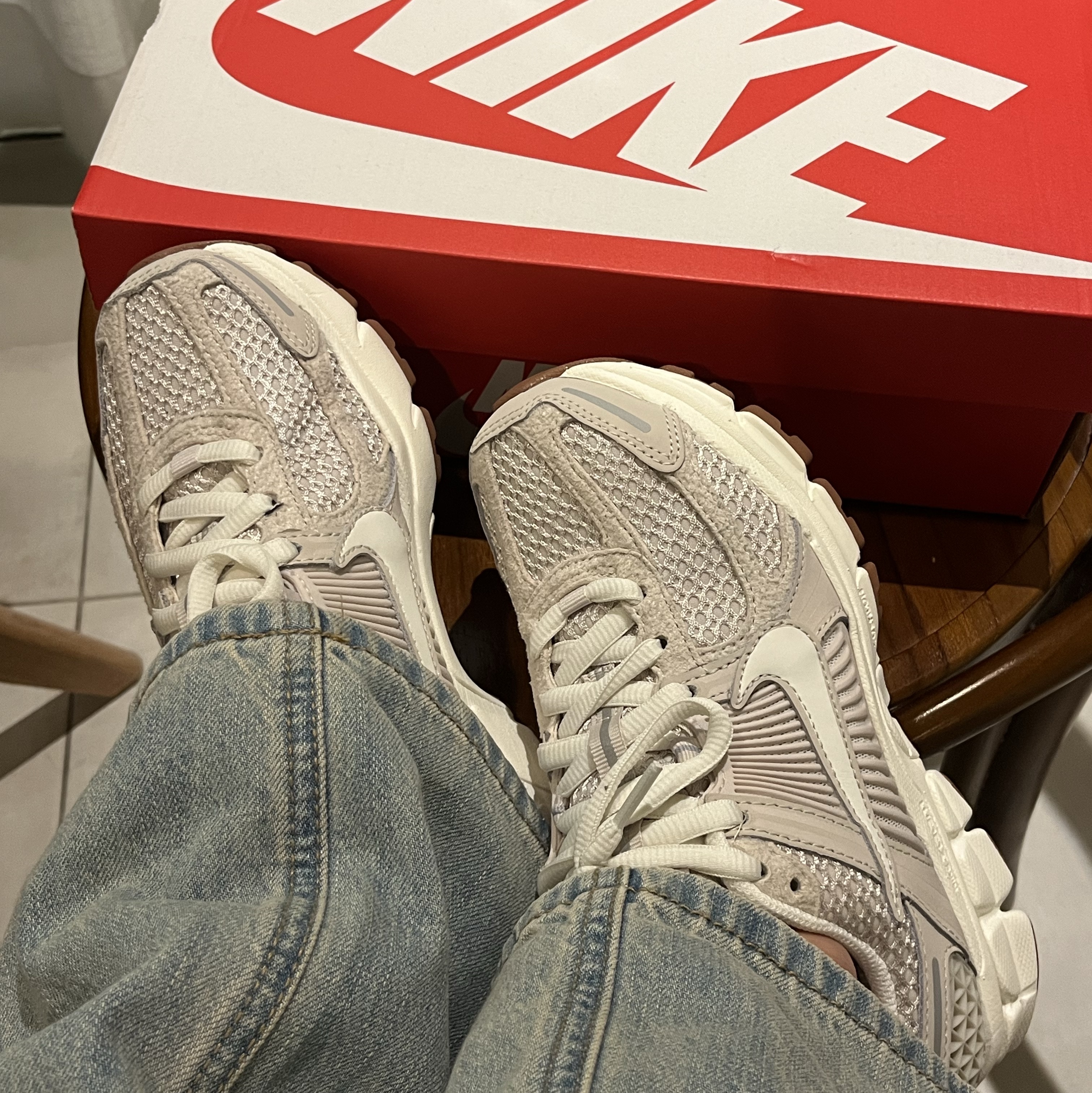 (W) Nike Zoom Vomero 5 Light Orewood Brown 착용 스타일
