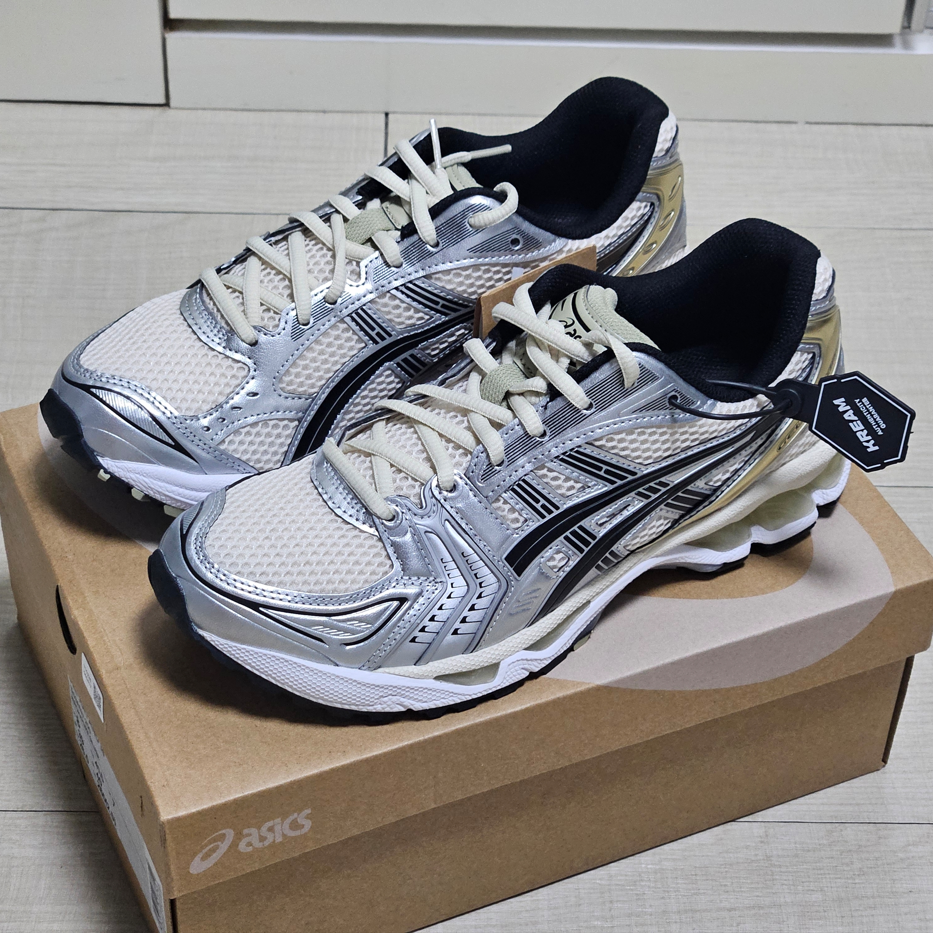 Asics Gel-Kayano 14 Birch Pure Silver 착용 스타일 - 1