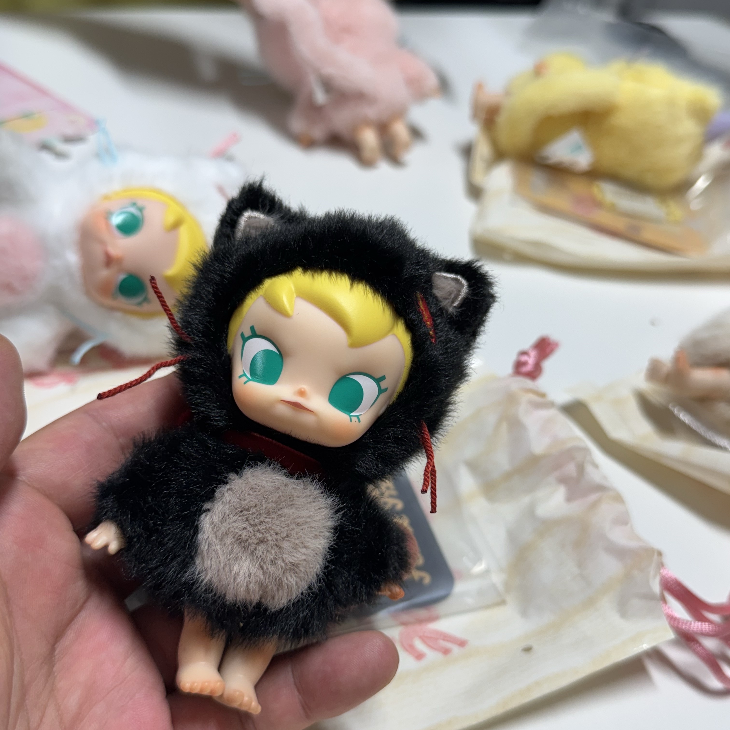 Pop Mart Baby Molly Pocket Friends Series Vinyl Plush Pendant Don't Mess with Me (Opened Case) 착용 스타일