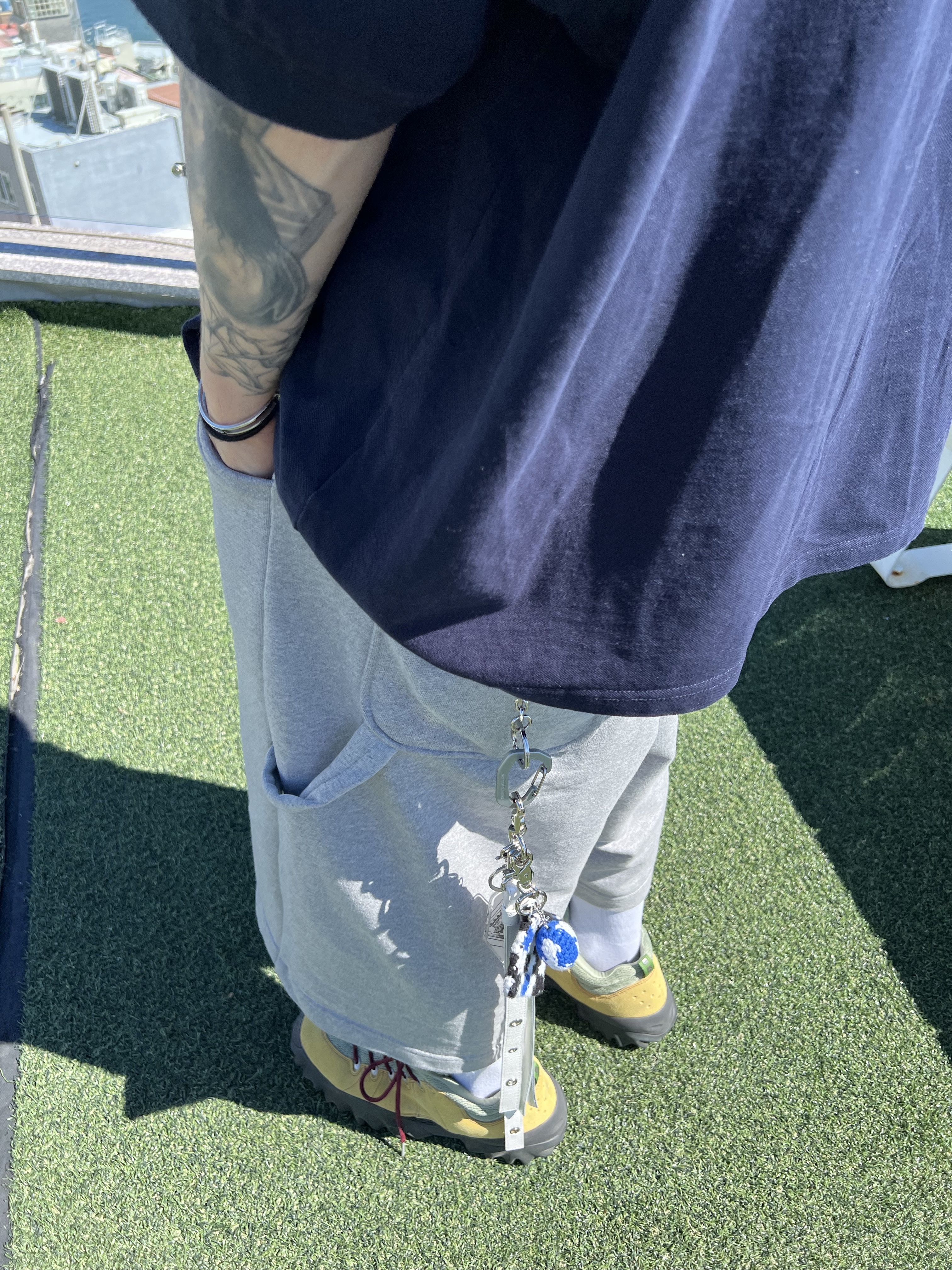 MJD Wide Carpenter Bermuda Shorts Melange Grey, MJD Oversized Polo Navy 착용 스타일 - 5