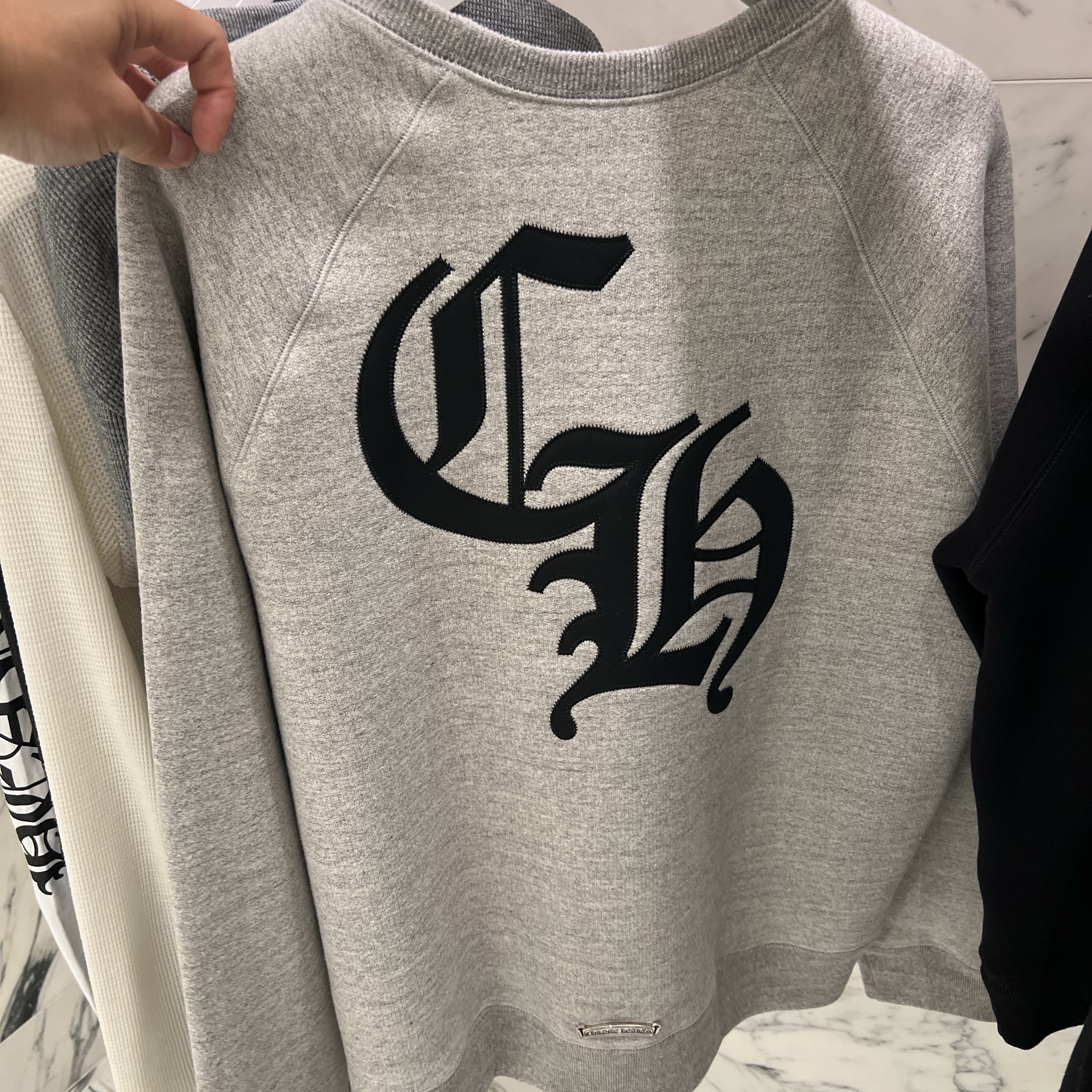 Chrome Hearts Nylon Cemetery Cross Patch CH Back Logo Sweatshirt Grey 착용 스타일 - 2