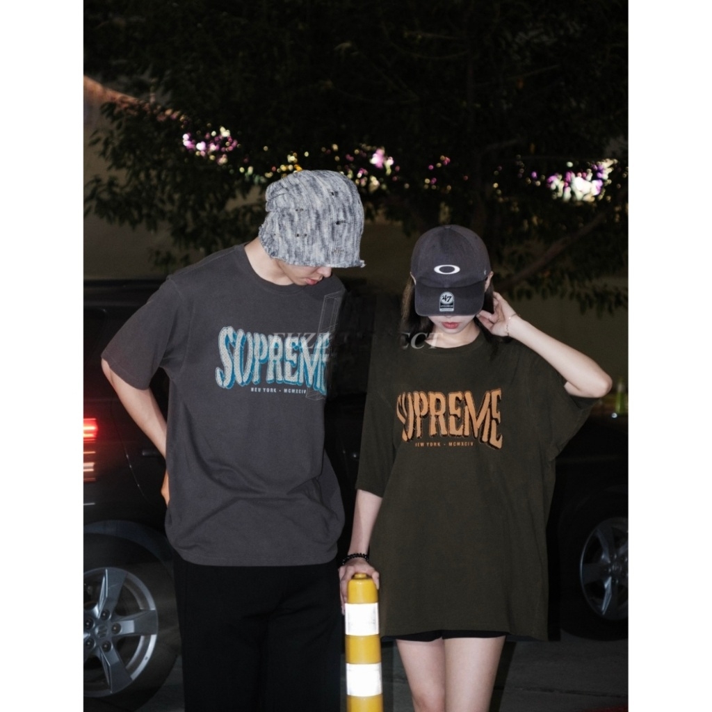 Supreme Flocked Washed S/S Top Black - 25SS, Supreme Flocked Washed S/S Top Dusty Navy - 25SS 착용 스타일