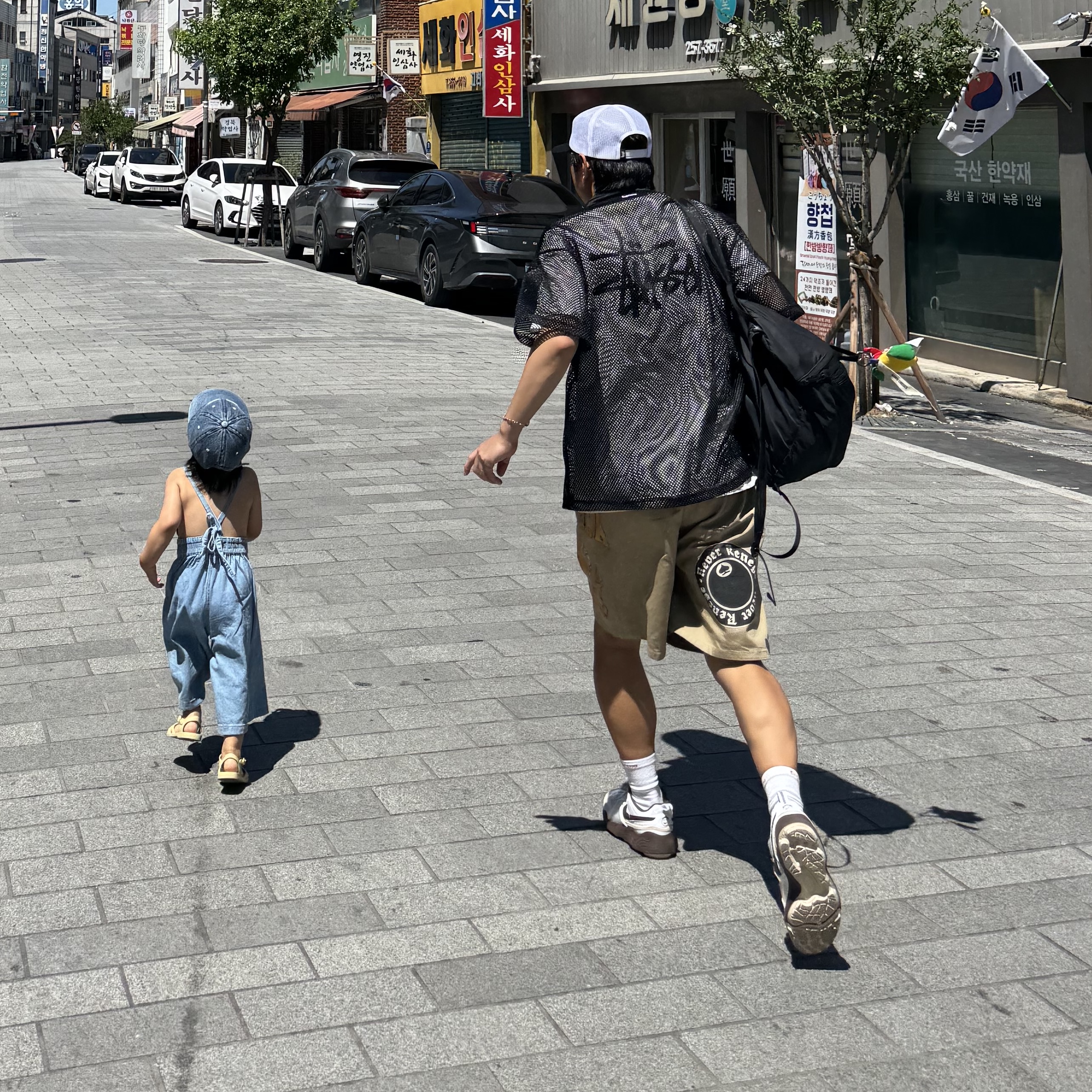 Stussy x Denim Tears Gym Shorts Khaki, Nike x Travis Scott Zoom Field Jaxx White and Light Chocolate 착용 스타일 - 1