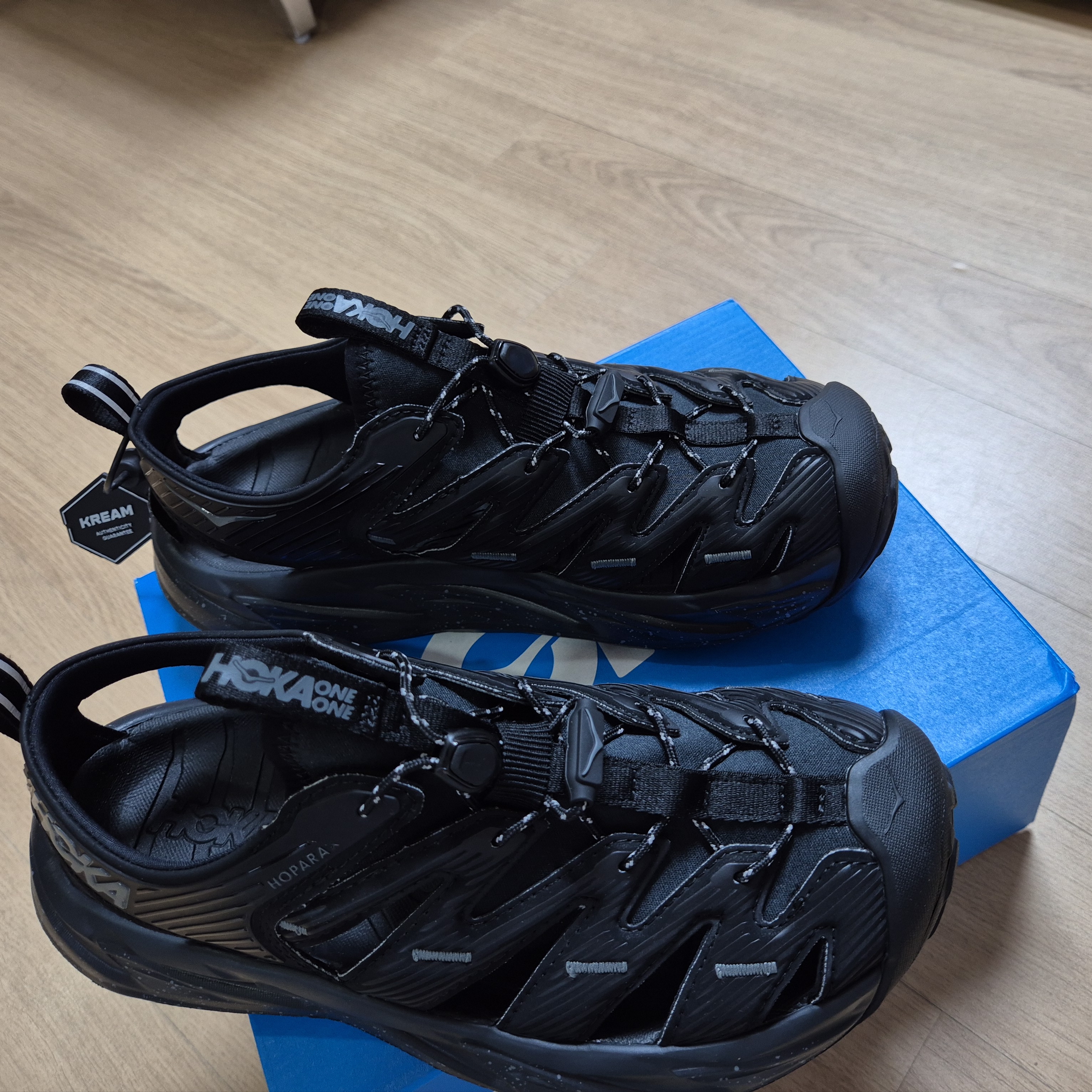 Hoka Hopara Black Castle Rock 착용 스타일 - 2