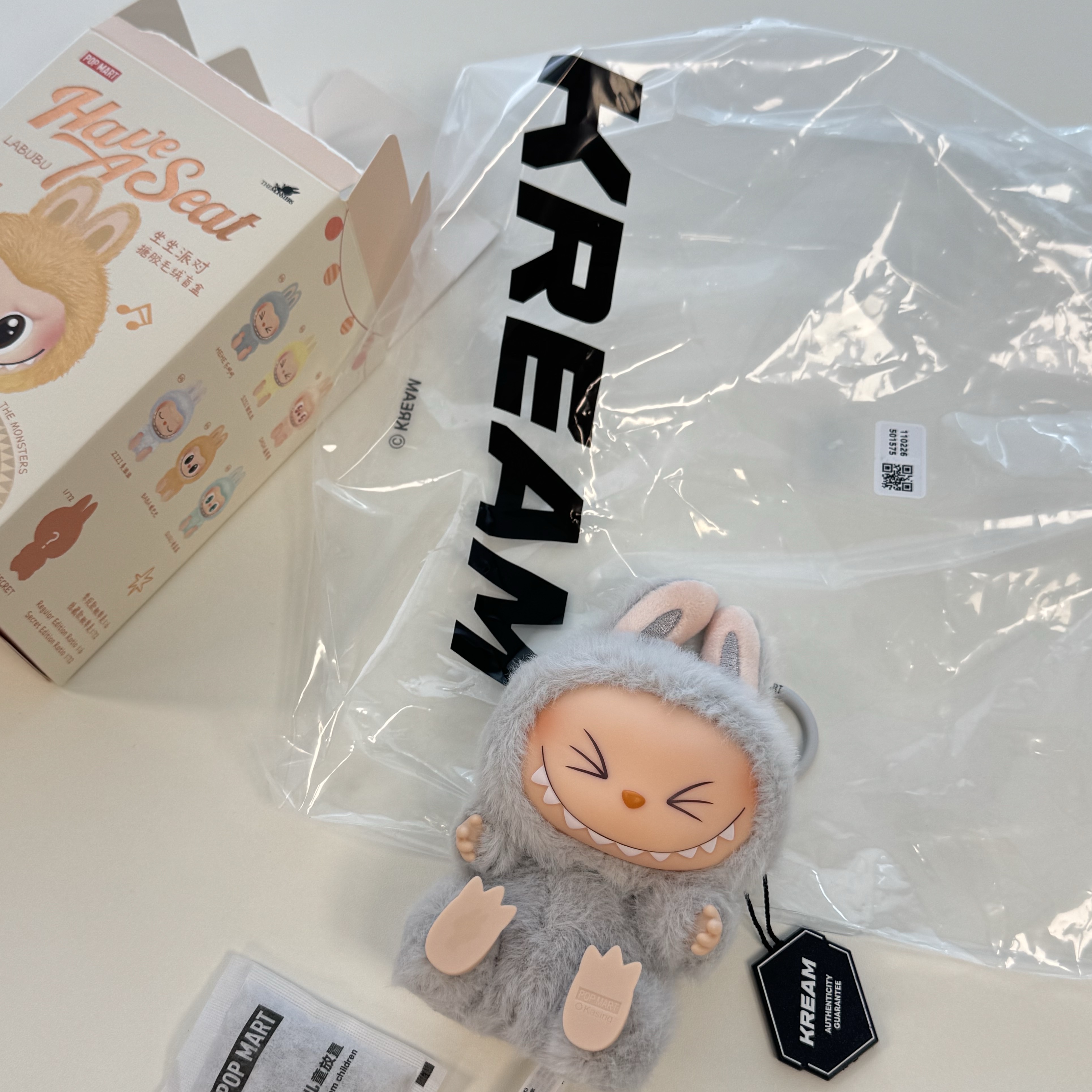 Pop Mart Labubu Let's Play Together Doll Series Hehe Keyring (Opened Case) 착용 스타일