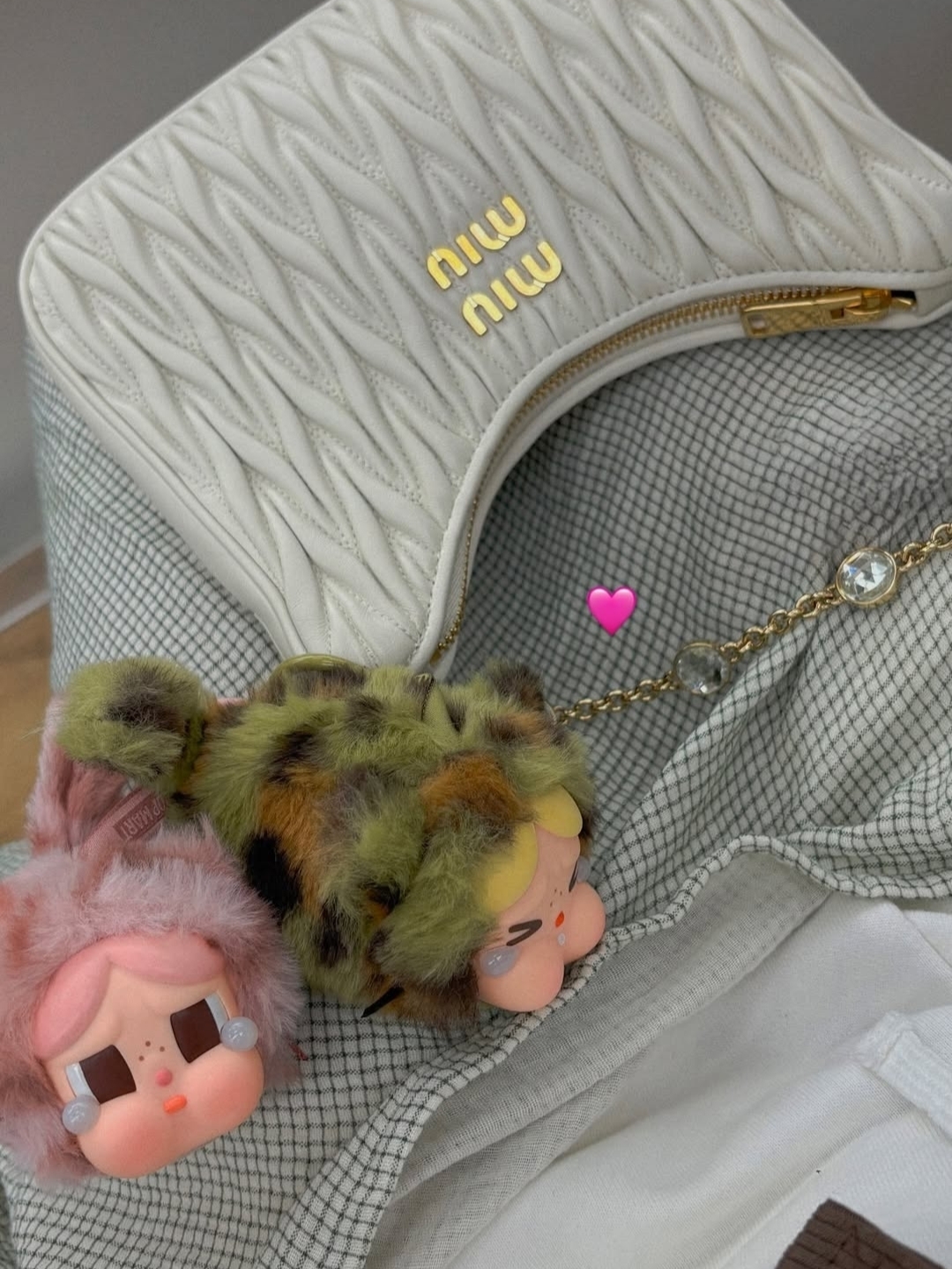 Pop Mart Crybaby Wild But Cutie Series Vinyl Plush Pendant (6 Blind Boxes) 착용 스타일