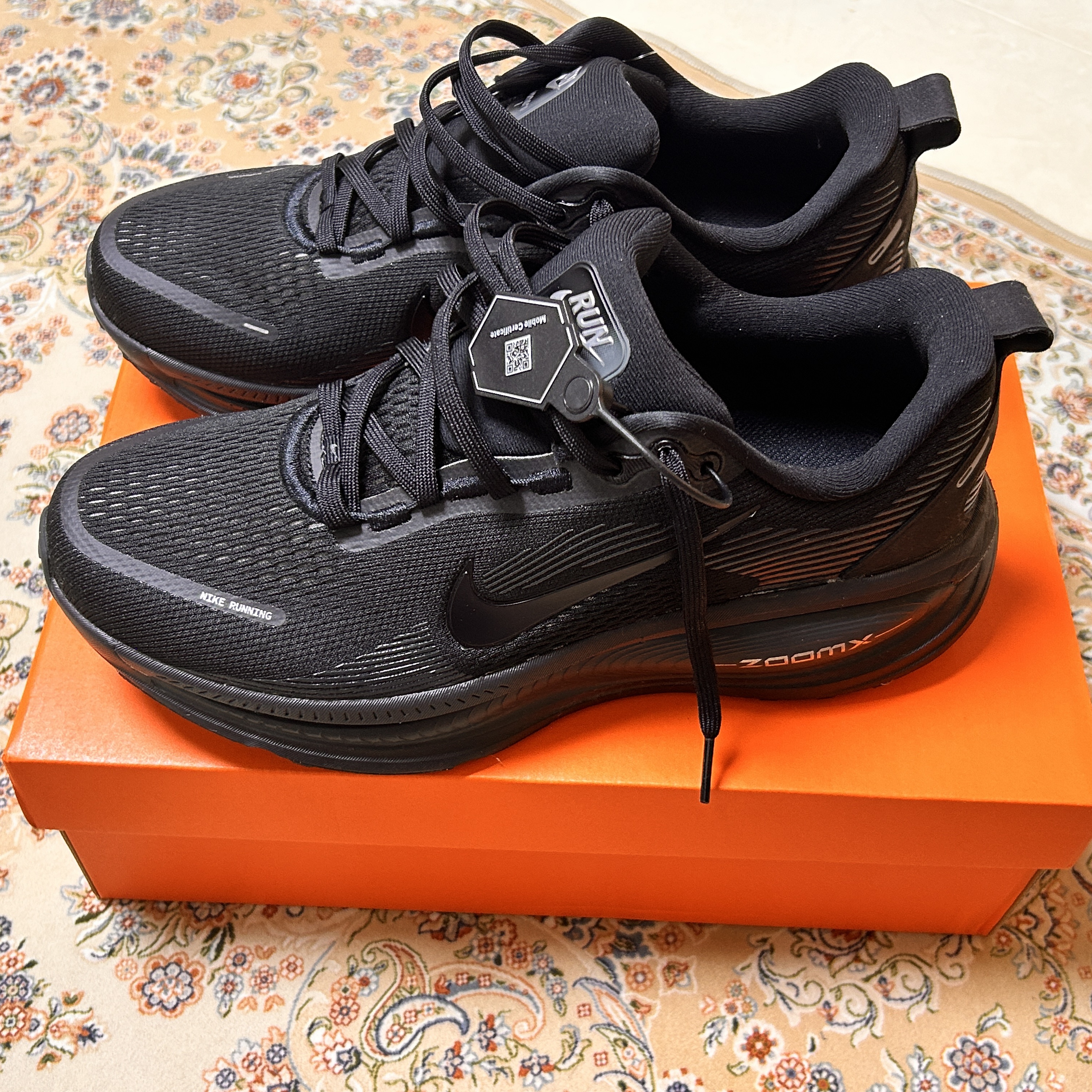 Nike Vomero 18 Black Dark Smoke Grey 착용 스타일 - 1