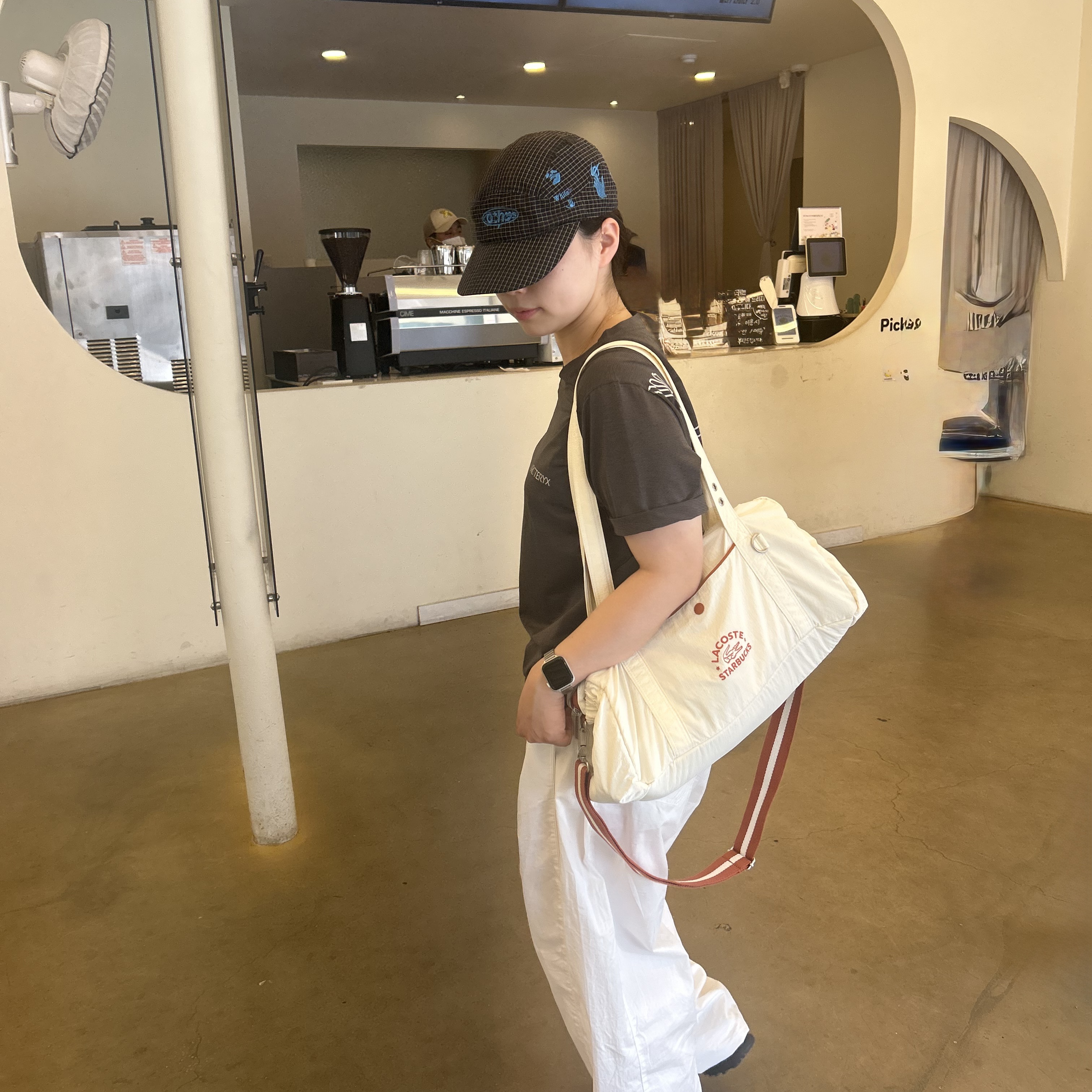 Nike x Off-White NRG Hat Black, Arc'teryx Cormac Arc'Bird Logo SS T-Shirt Black Heather 착용 스타일