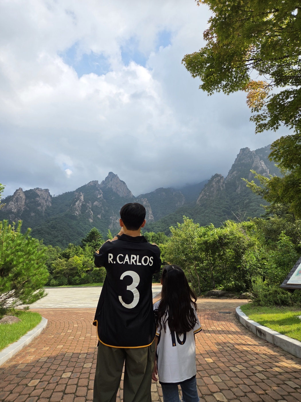 Adidas Real Madrid 2023/24 Home Jersey White - US Sizing (Non Marking Ver.), Adidas Real Madrid 99/00 Away Jersey Black - KR Sizing (Non Marking Ver.) 착용 스타일