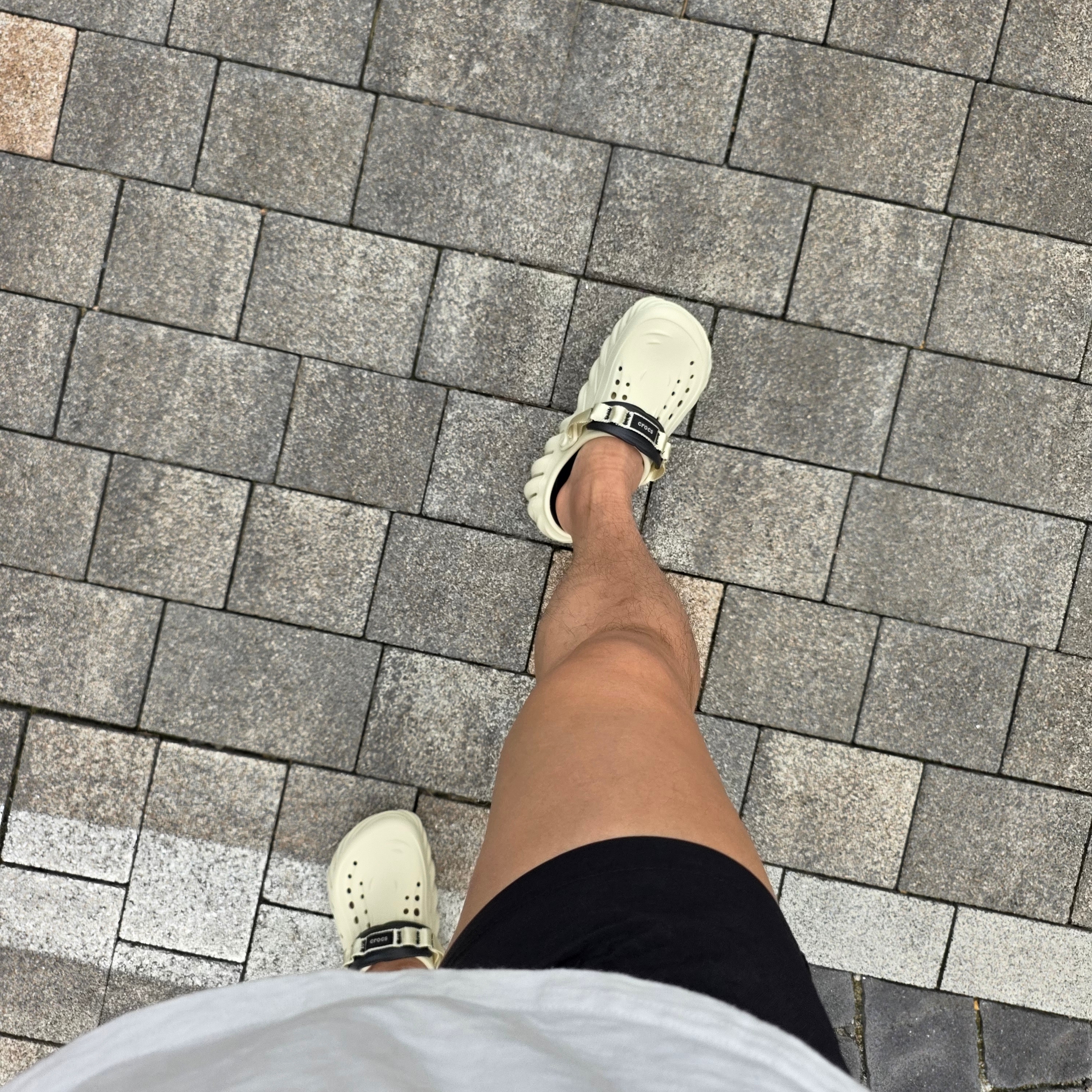 Crocs Echo Clog Bone Black 착용 스타일