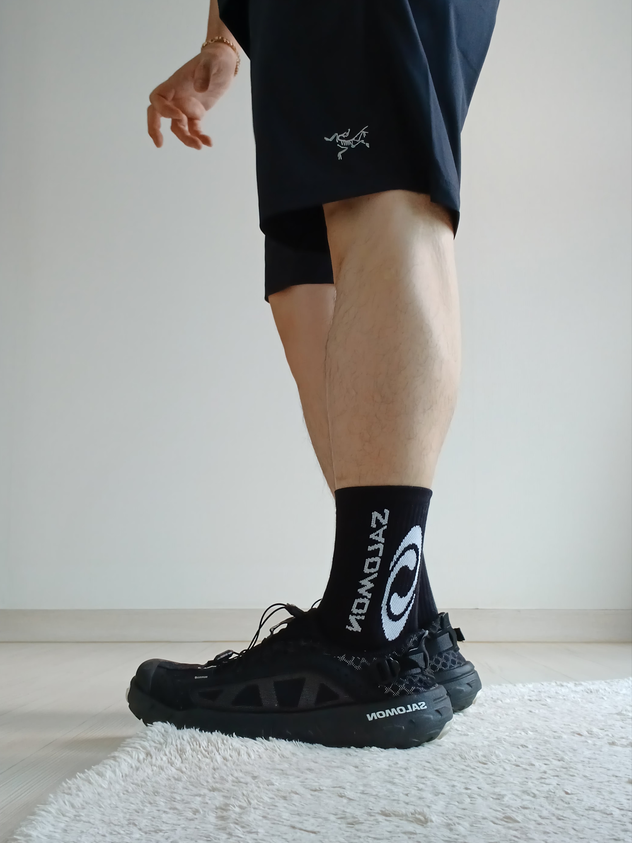 Arc'teryx Incendo Shorts 9 Inch Black, Salomon Solamphibian Black Alloy 착용 스타일 - 4