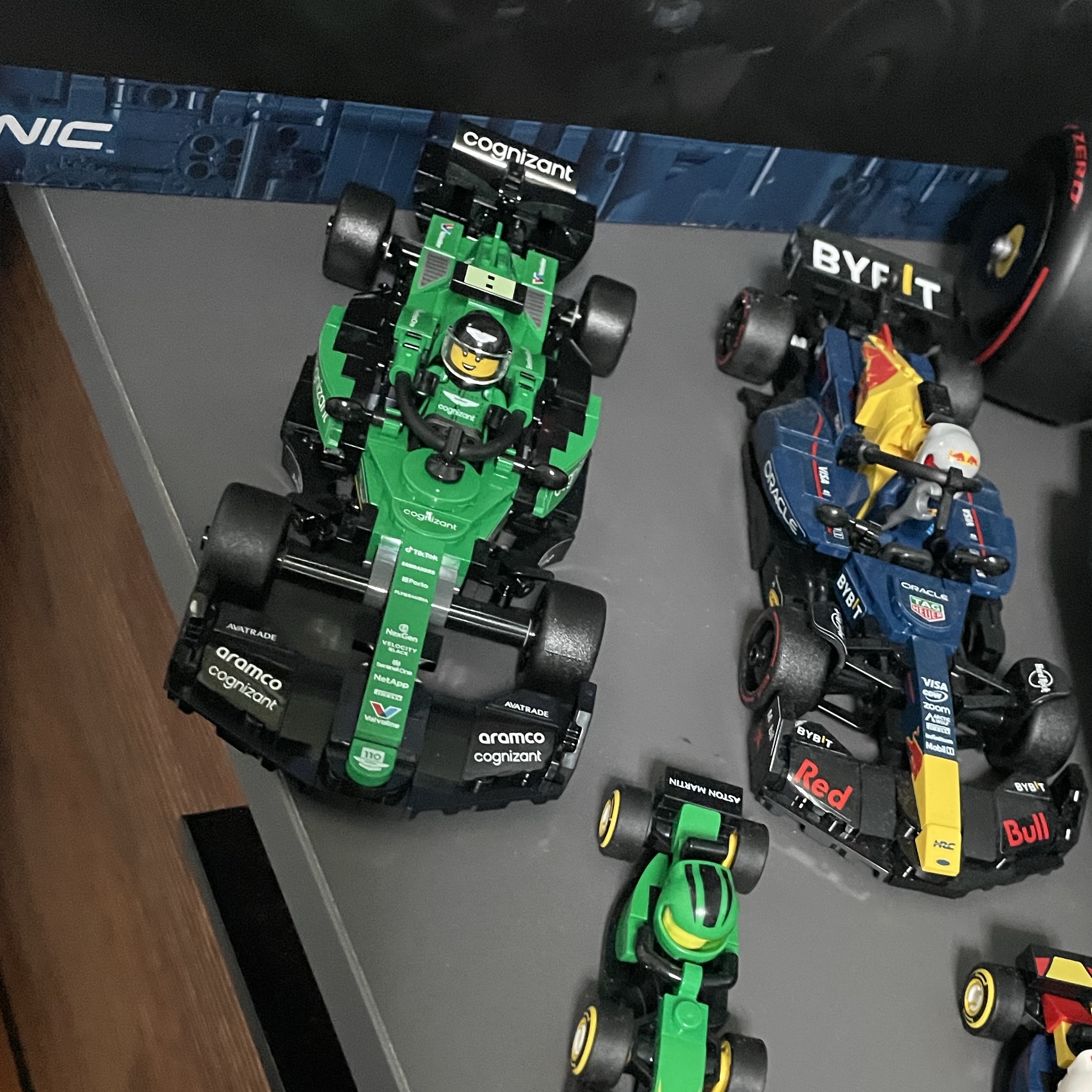 Lego Speed Champions Aston Martin Aramco F1 AMR24 Race Car 착용 스타일