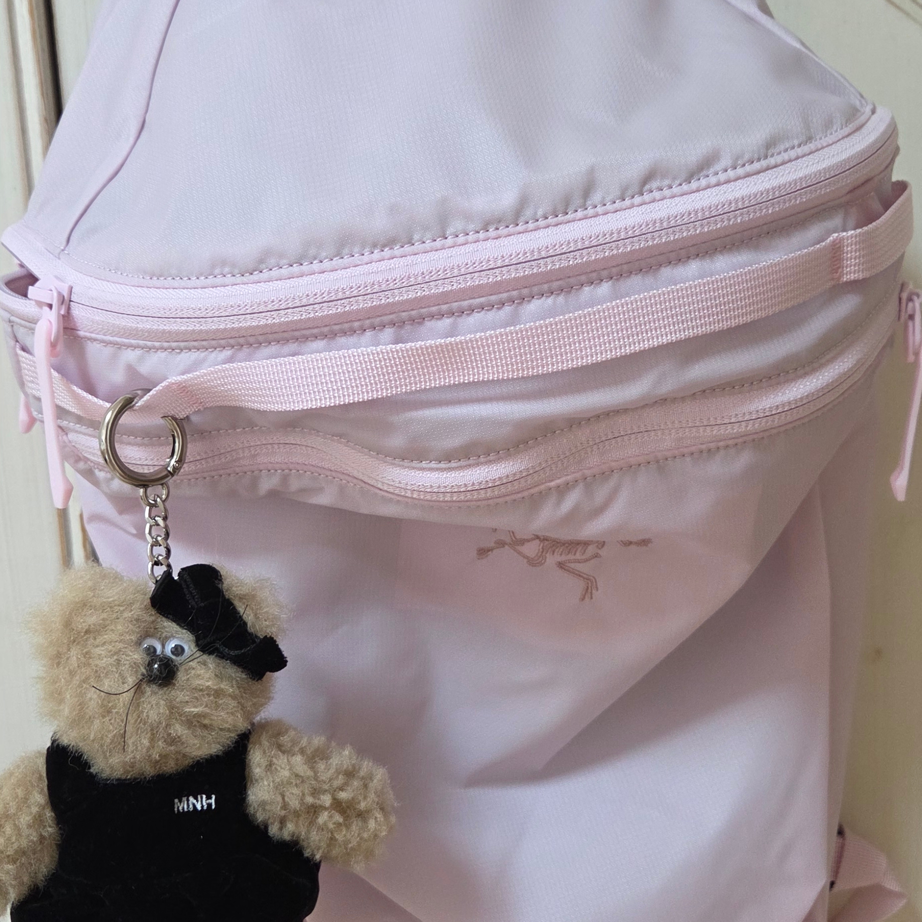 Arc'teryx Heliad 15 Backpack Pink Glow 착용 스타일