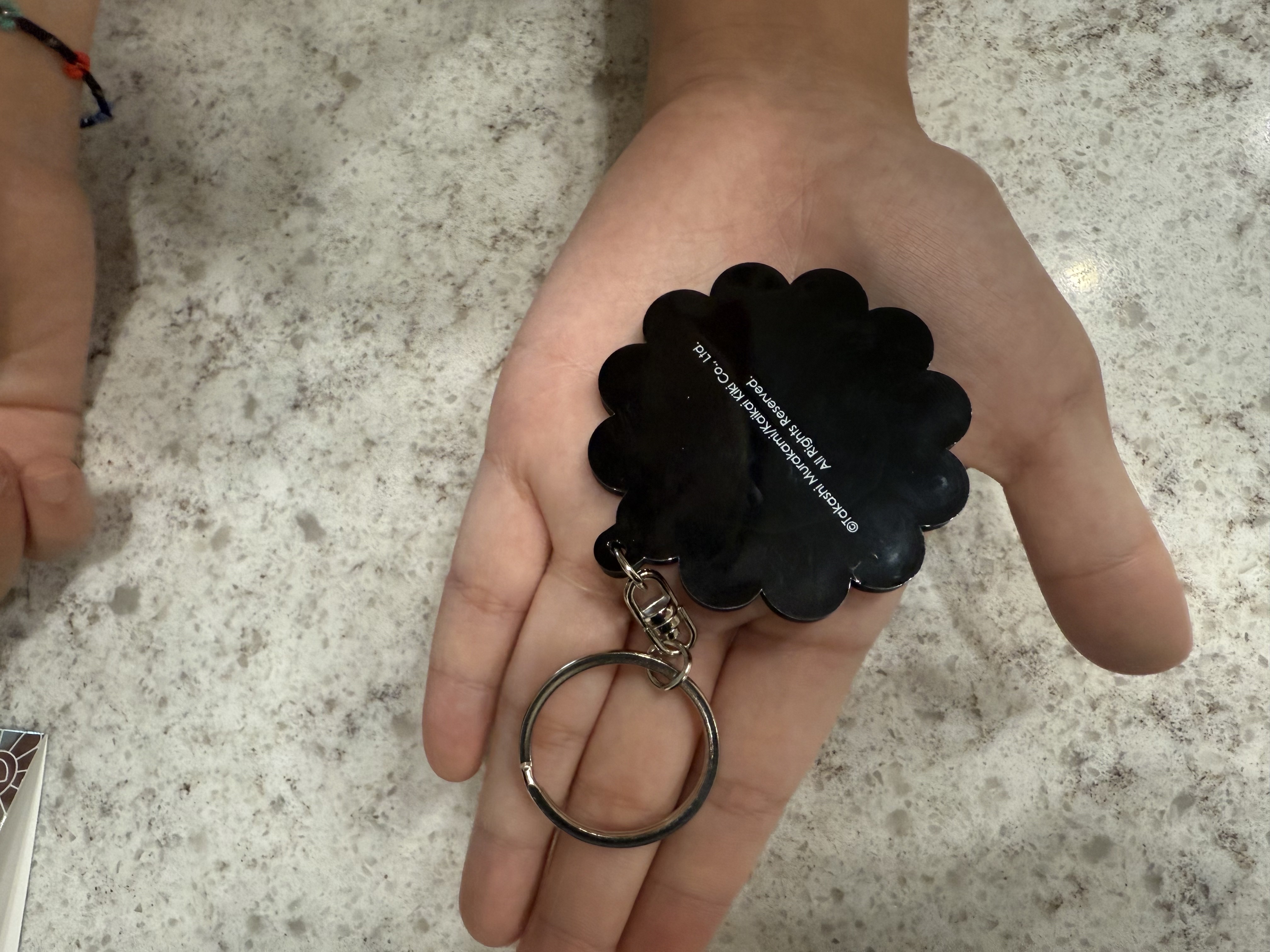 Kaikai Kiki Flower Rubber Keyring Rainbow White 착용 스타일 - 4
