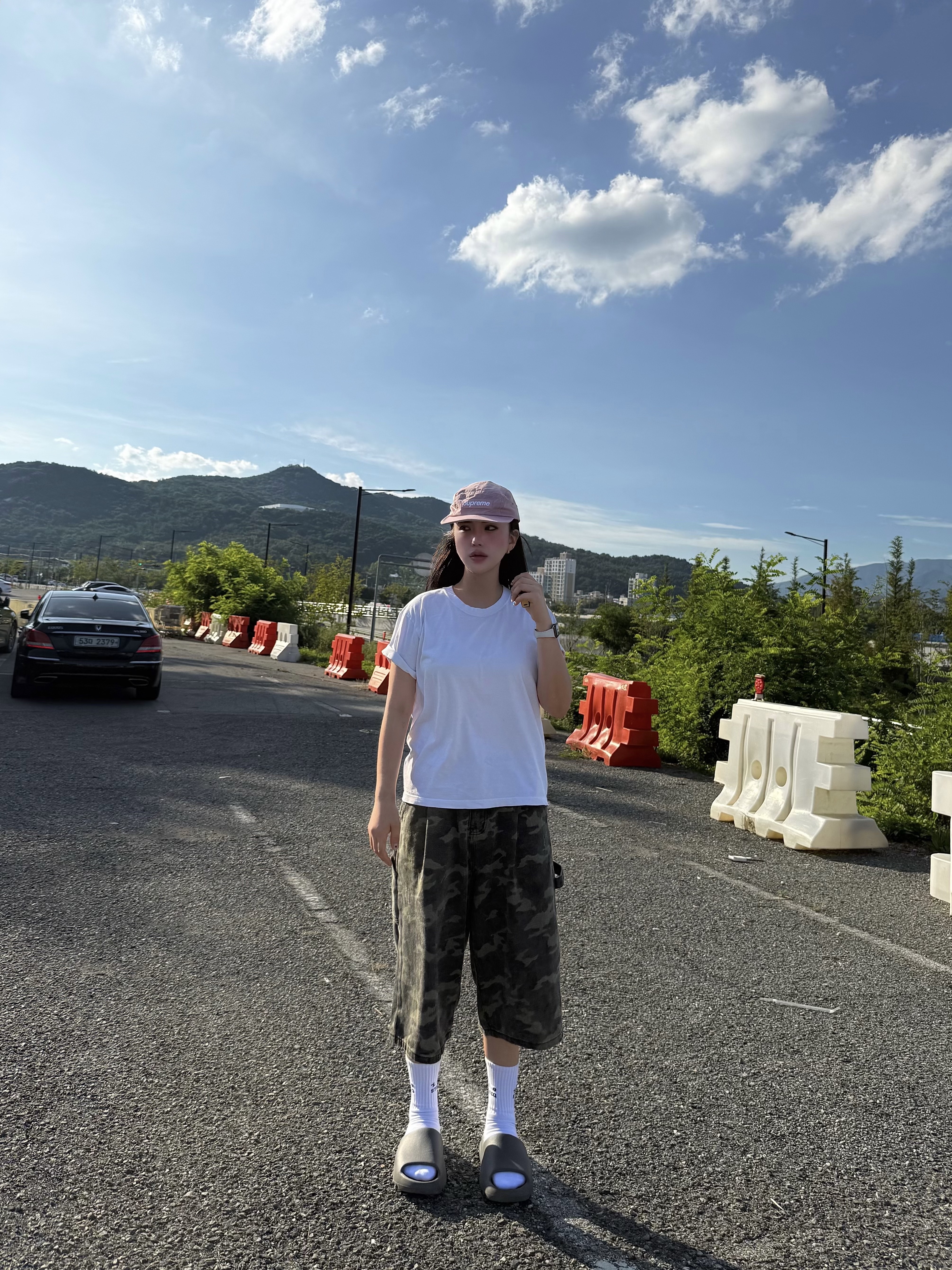 Adidas Yeezy Slide Slate Grey, Supreme Waxed Ripstop Camp Cap Light Pink - 24FW 착용 스타일