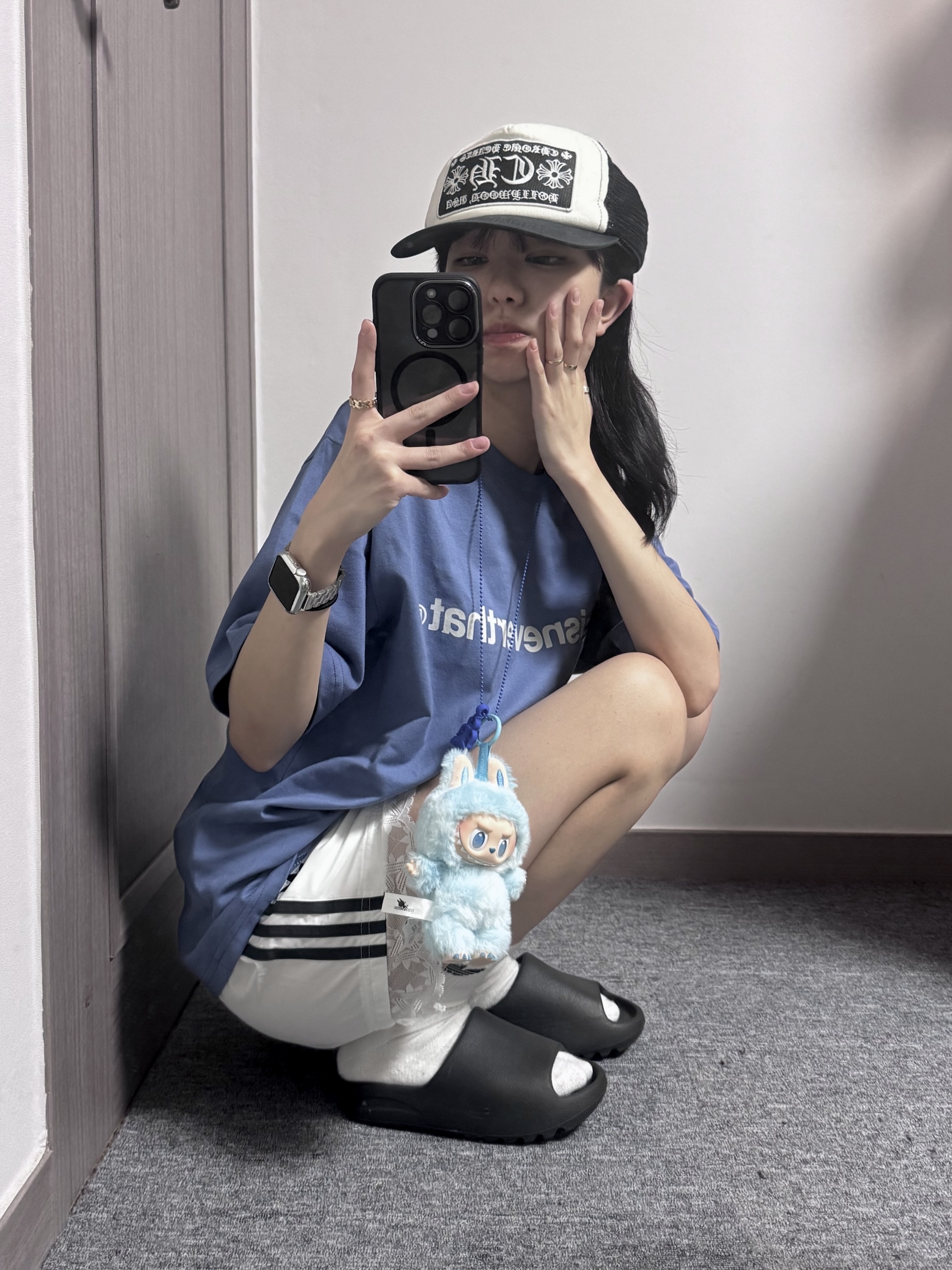 Adidas Yeezy Slide Onyx, Pop Mart Labubu The Monsters Highlight Series Hope Keyring (Opened Case) 착용 스타일 - 1