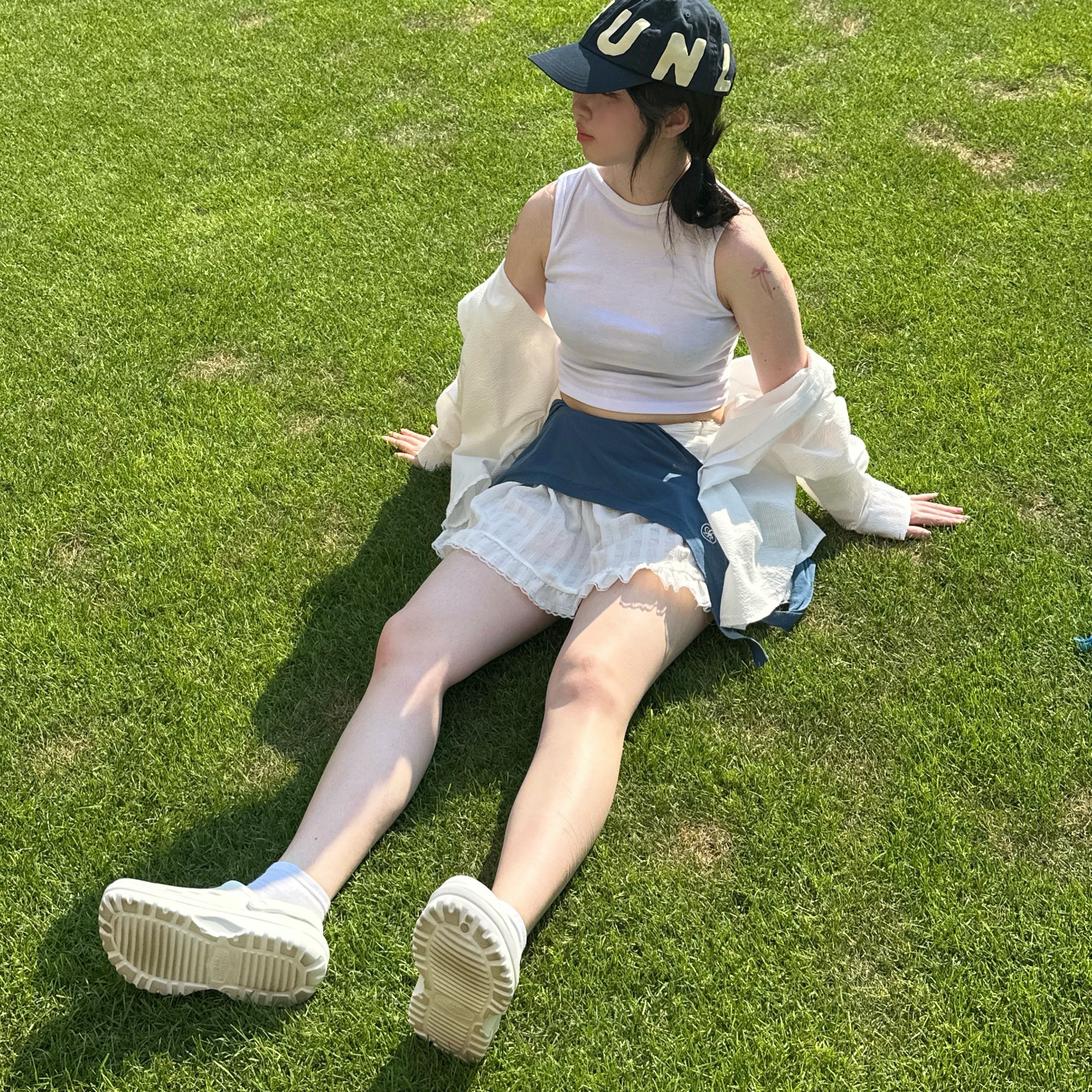 Sunlove Cut Off Capital Cap Charcoal 착용 스타일 - 3
